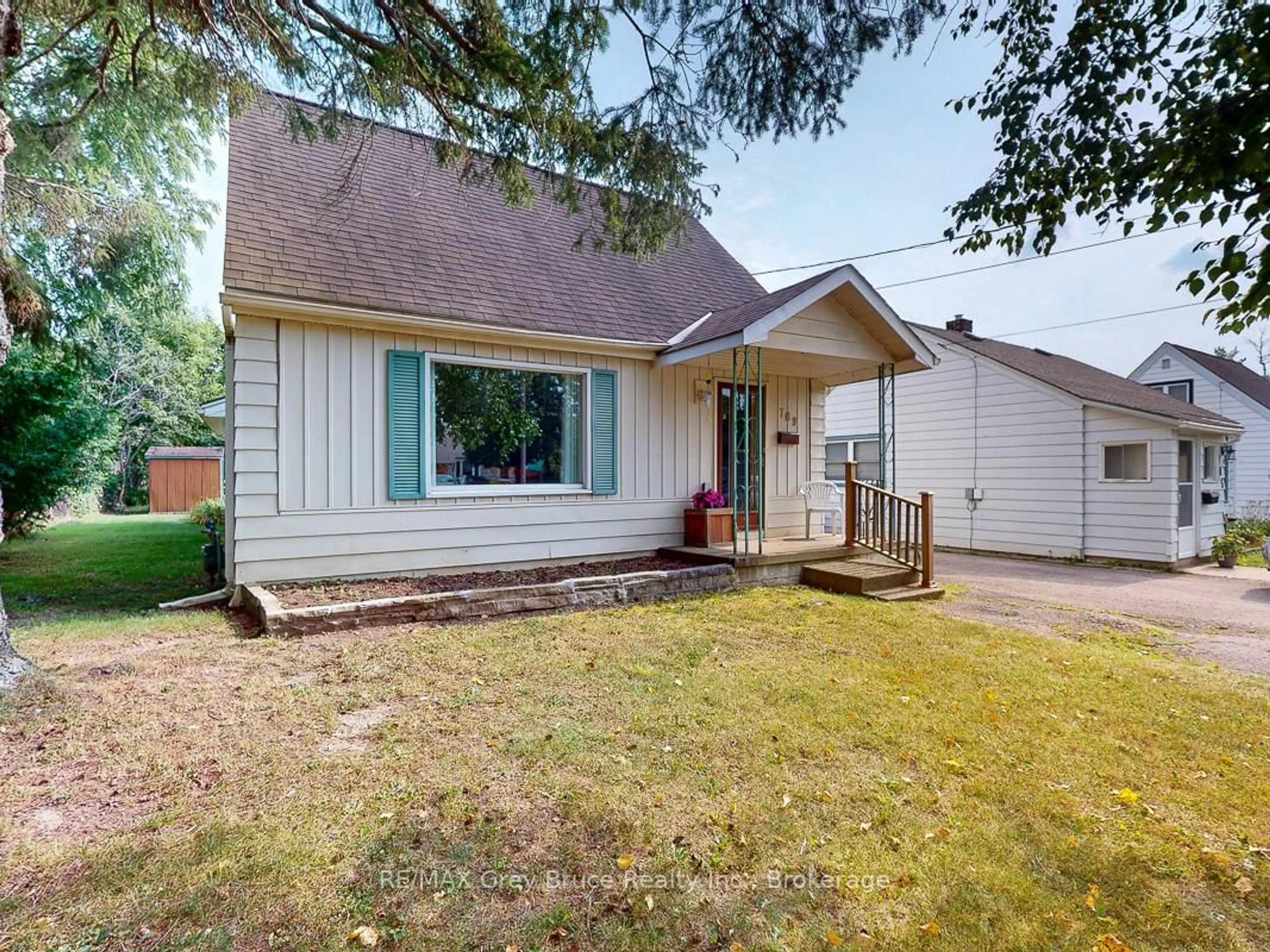 Home with vinyl exterior material, street for 789 6th A St, Owen Sound Ontario N4K 1G6