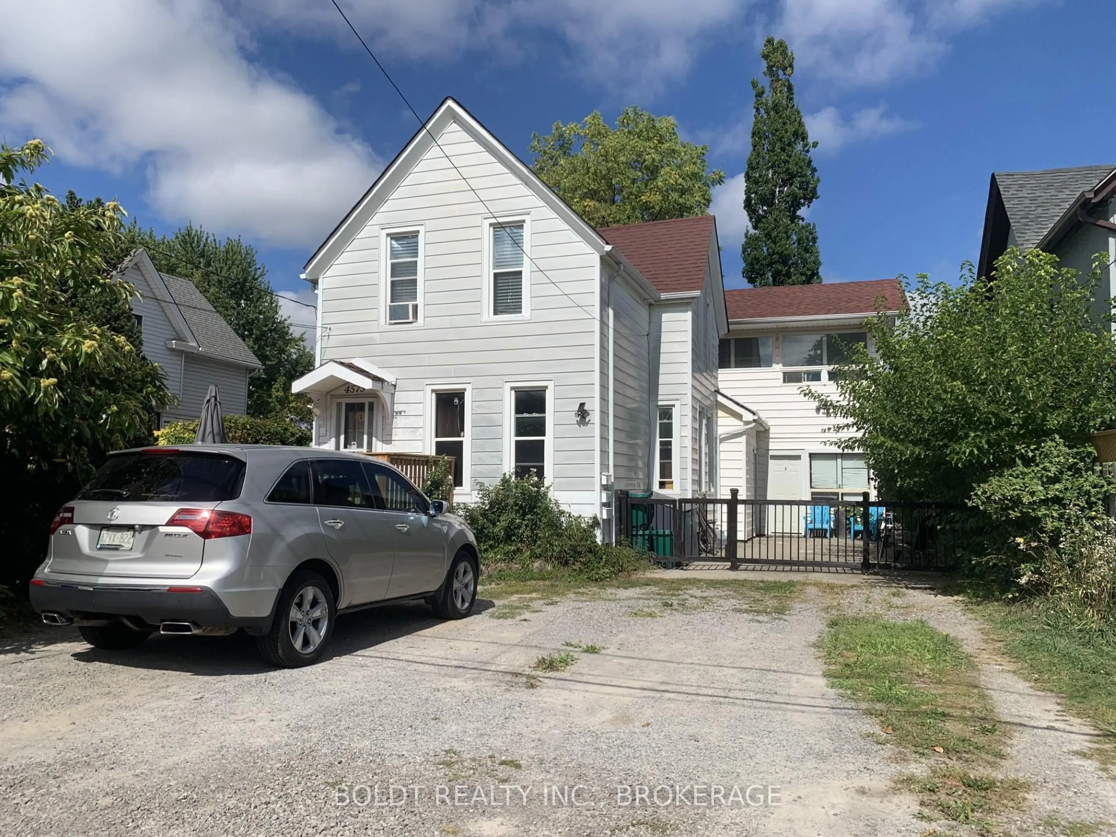 A pic from outside/outdoor area/front of a property/back of a property/a pic from drone, street for 4573 Armoury St, Niagara Falls Ontario L2E 1S5