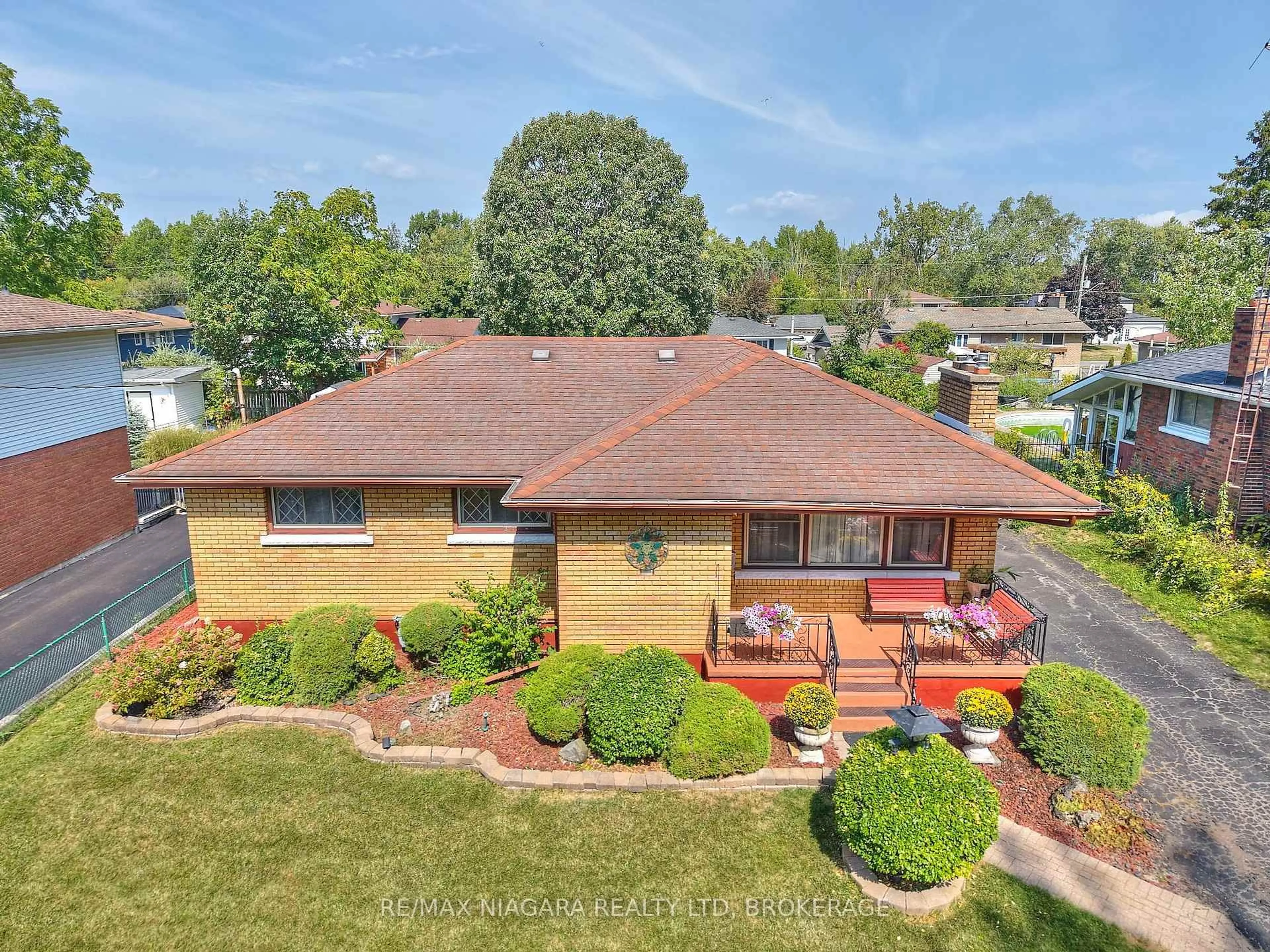 A pic from outside/outdoor area/front of a property/back of a property/a pic from drone, water/lake/river/ocean view for 316 Bowen Rd, Fort Erie Ontario L2A 2Y9