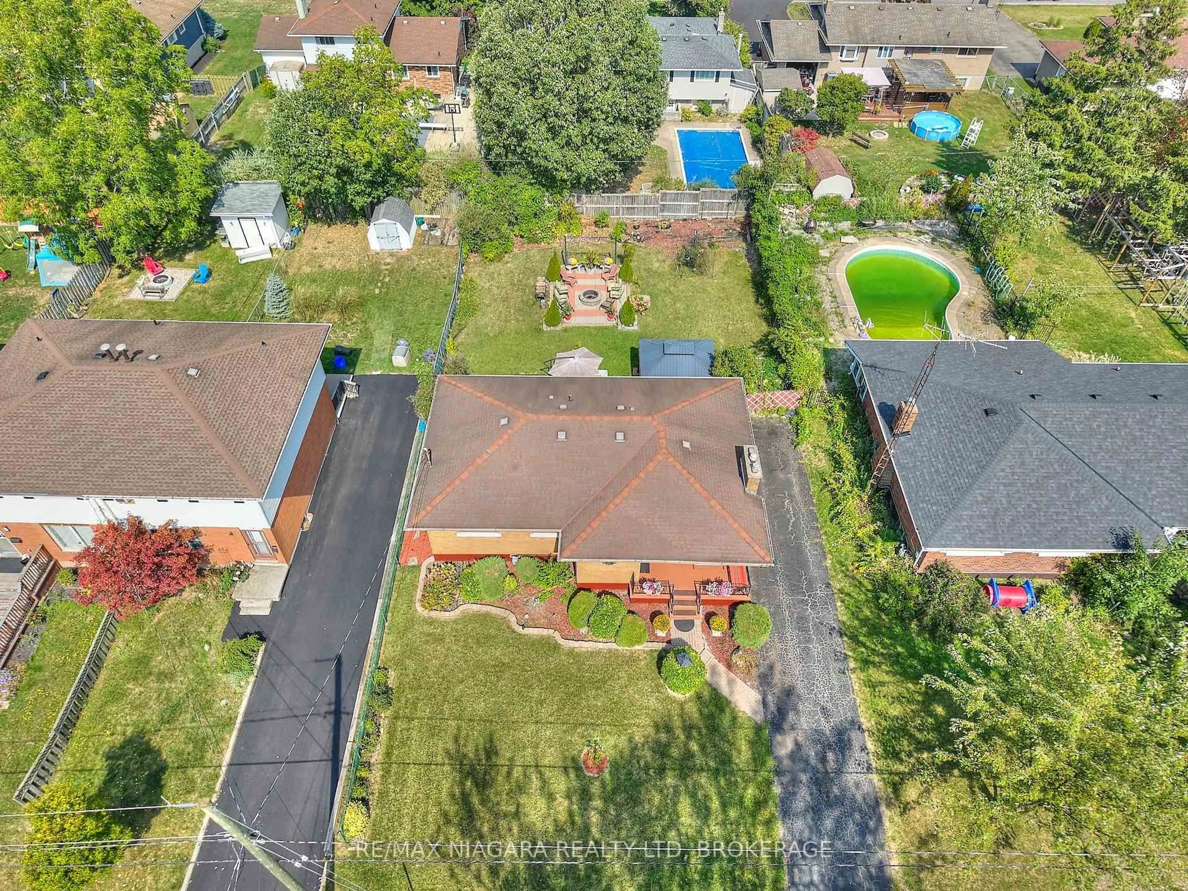 A pic from outside/outdoor area/front of a property/back of a property/a pic from drone, street for 316 Bowen Rd, Fort Erie Ontario L2A 2Y9