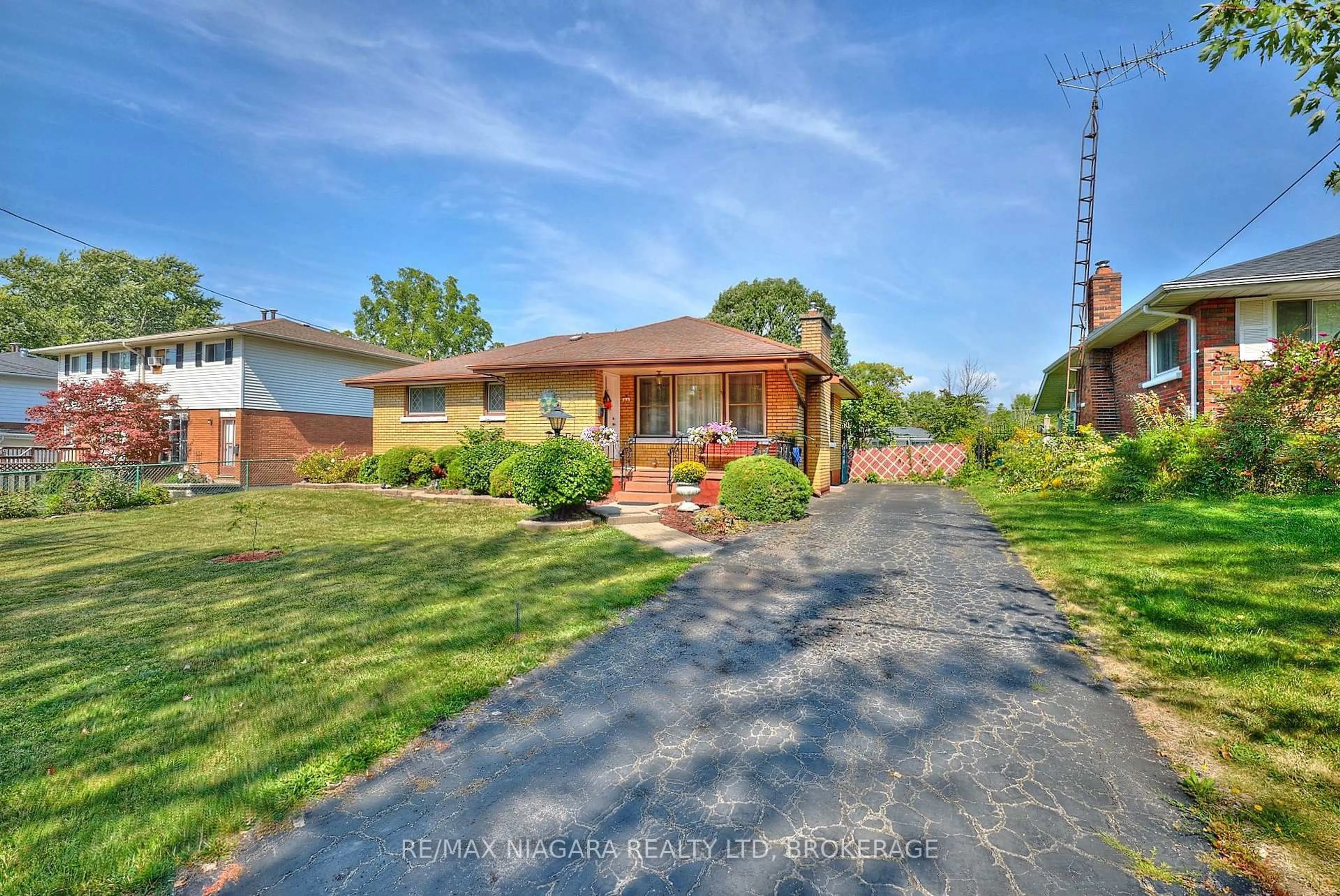 A pic from outside/outdoor area/front of a property/back of a property/a pic from drone, street for 316 Bowen Rd, Fort Erie Ontario L2A 2Y9