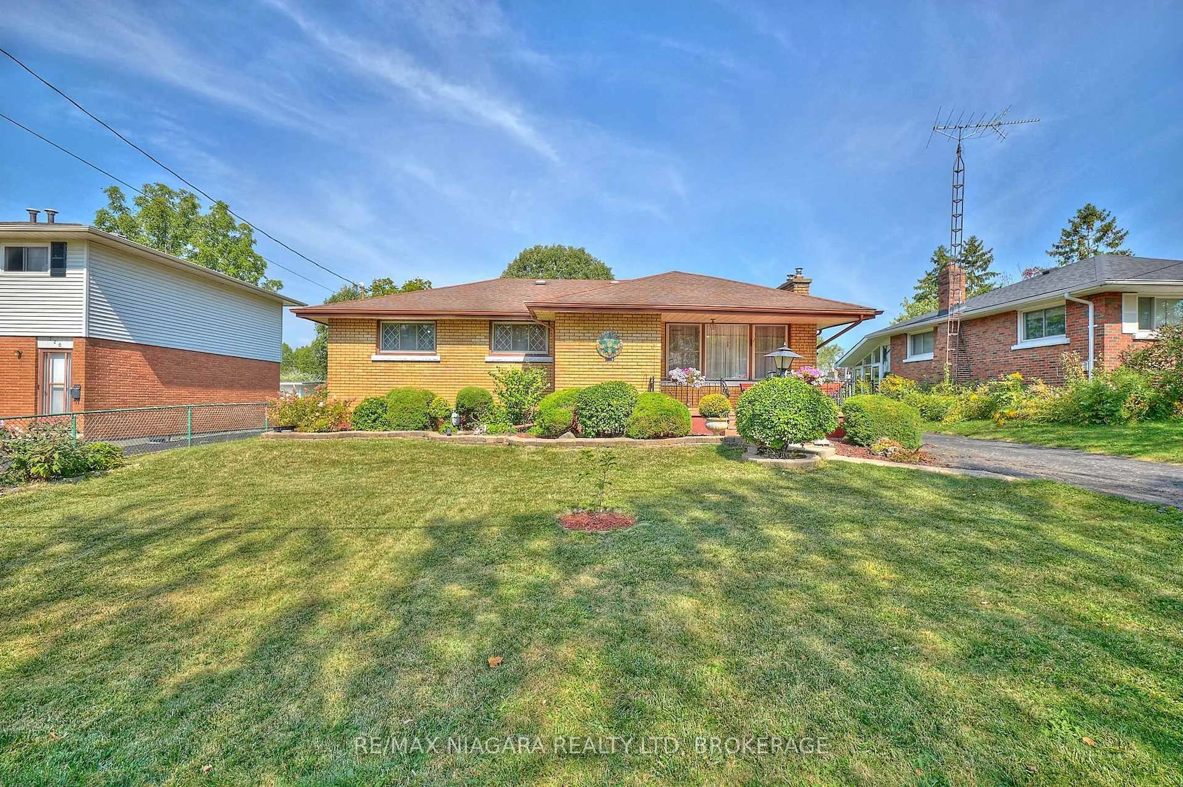 Home with brick exterior material, street for 316 Bowen Rd, Fort Erie Ontario L2A 2Y9
