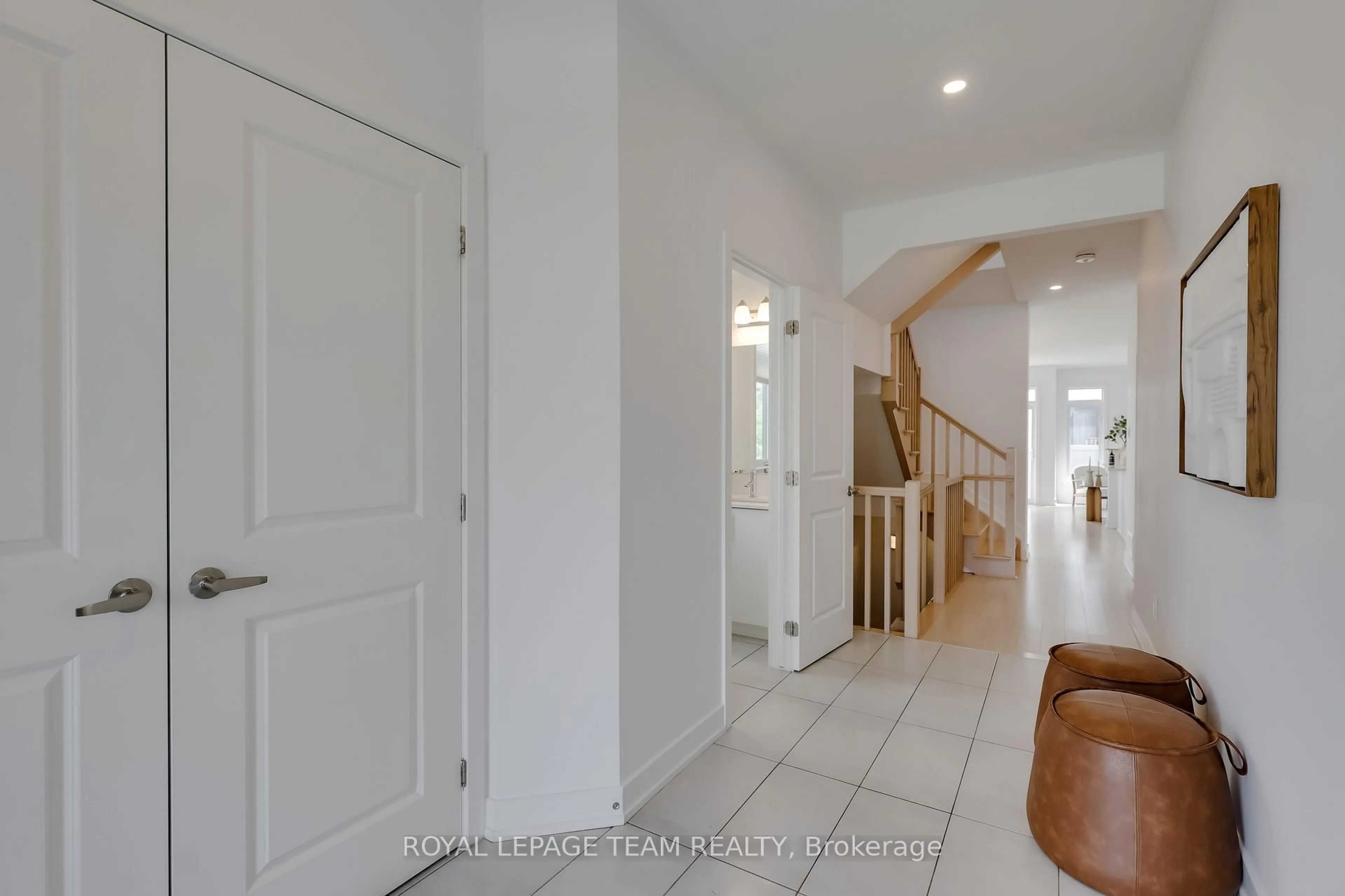 Indoor entryway for 856 Clapham Terr, Stittsville Ontario K2S 2P1