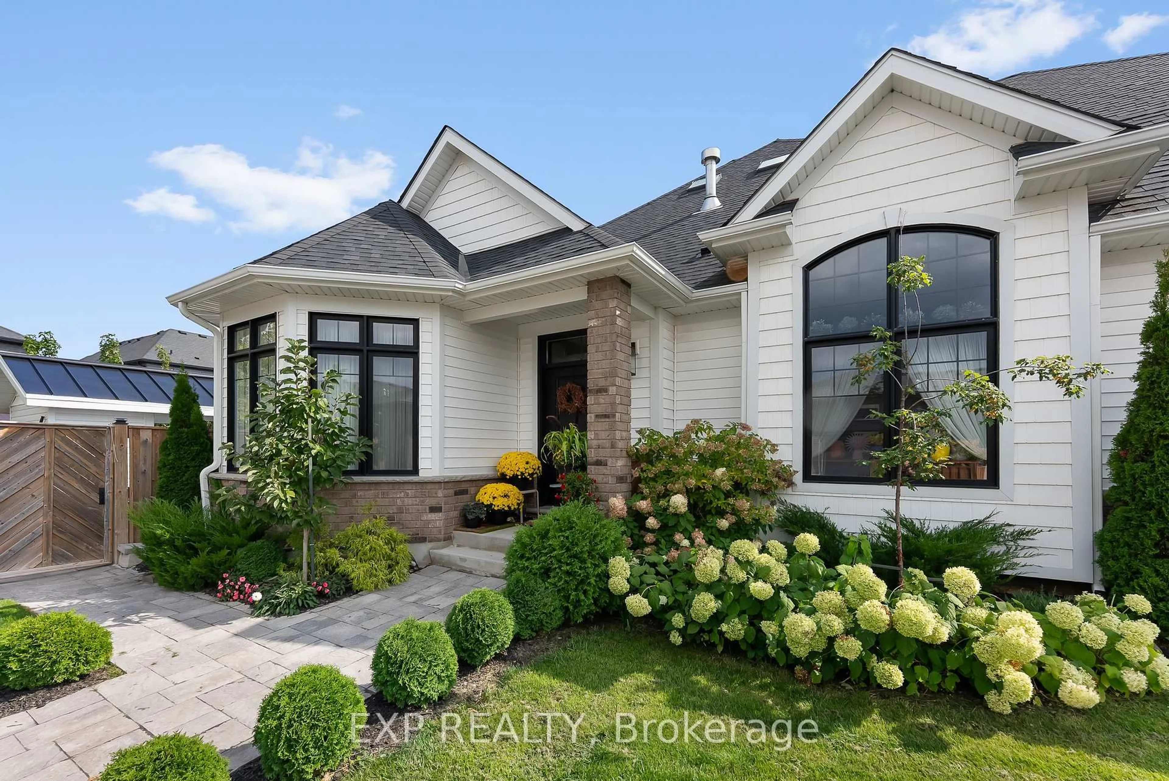 Home with vinyl exterior material, street for 155 Susan Dr, Pelham Ontario L2E 7K8