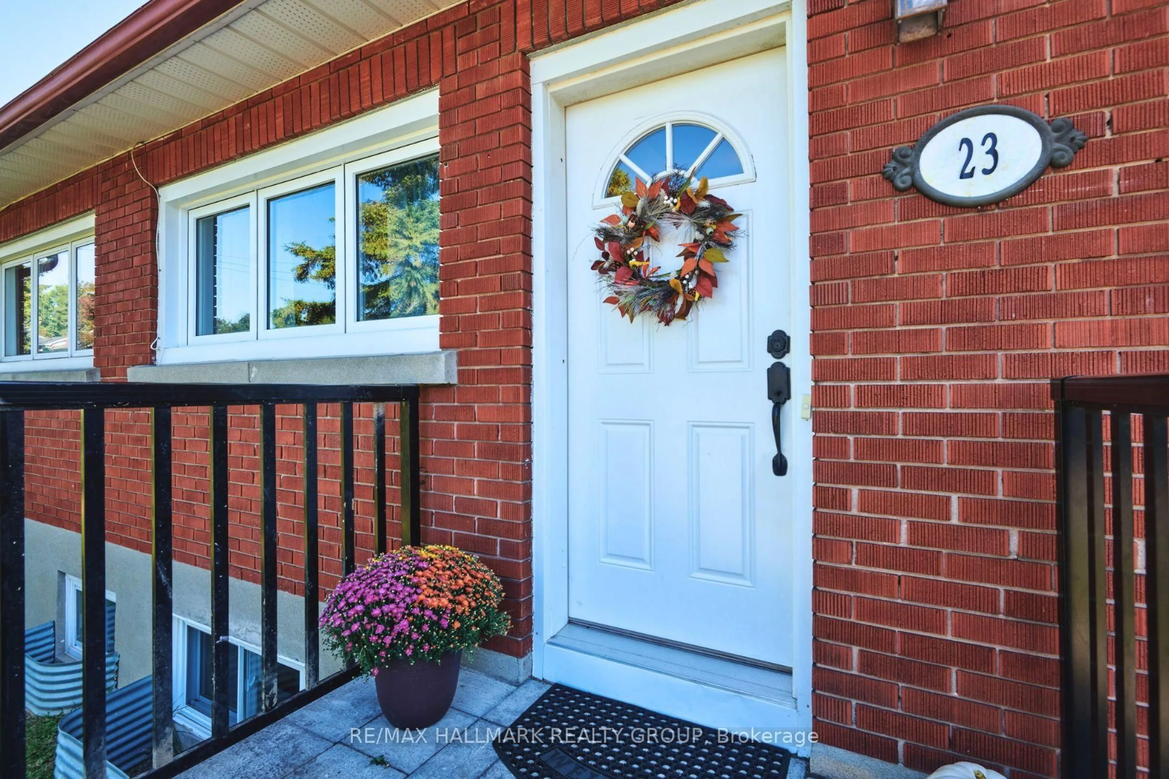 Indoor entryway for 23 Elvina St, Ottawa Ontario K1J 7L2