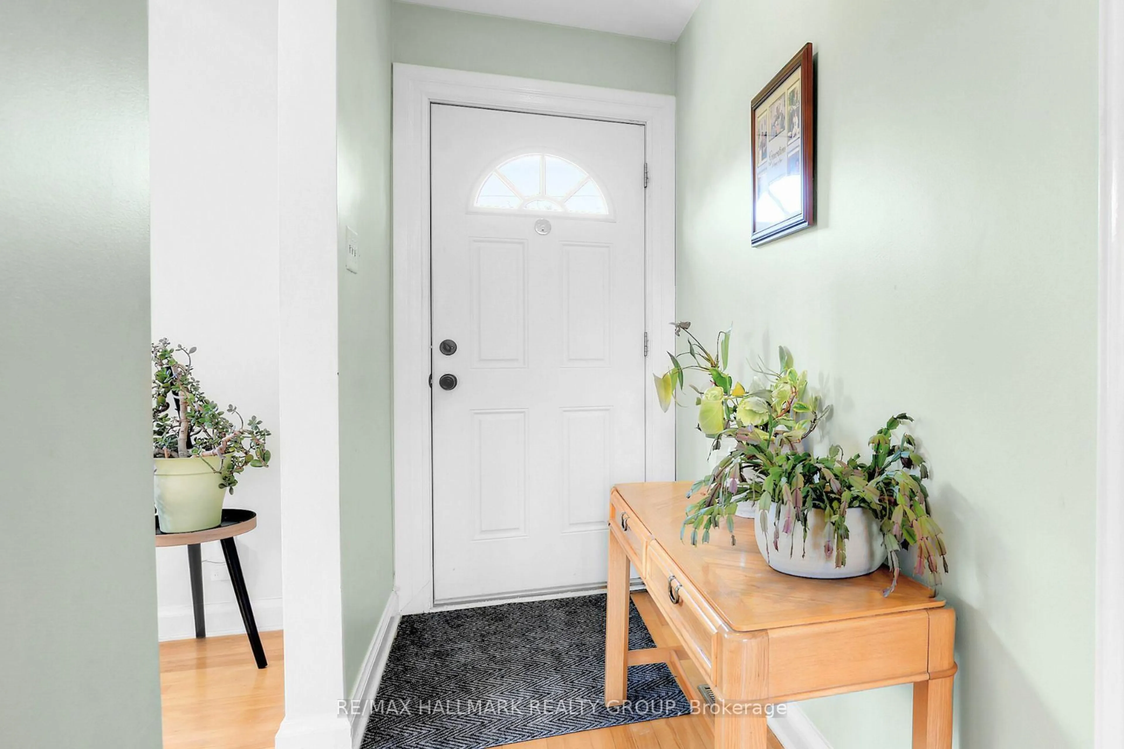 Indoor entryway for 23 Elvina St, Ottawa Ontario K1J 7L2