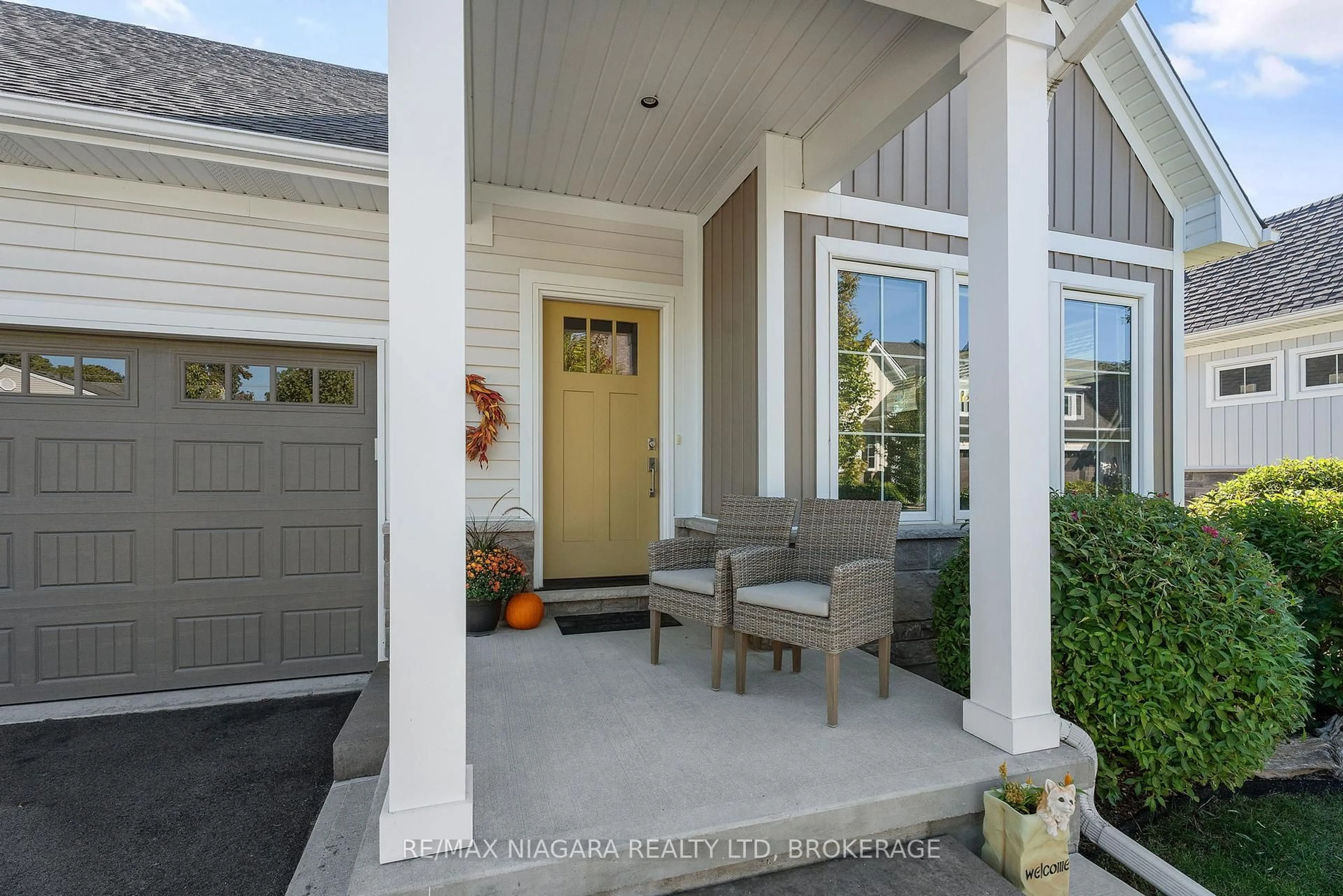 Indoor entryway for 3573 Dominion Rd, Fort Erie Ontario L0S 1N0