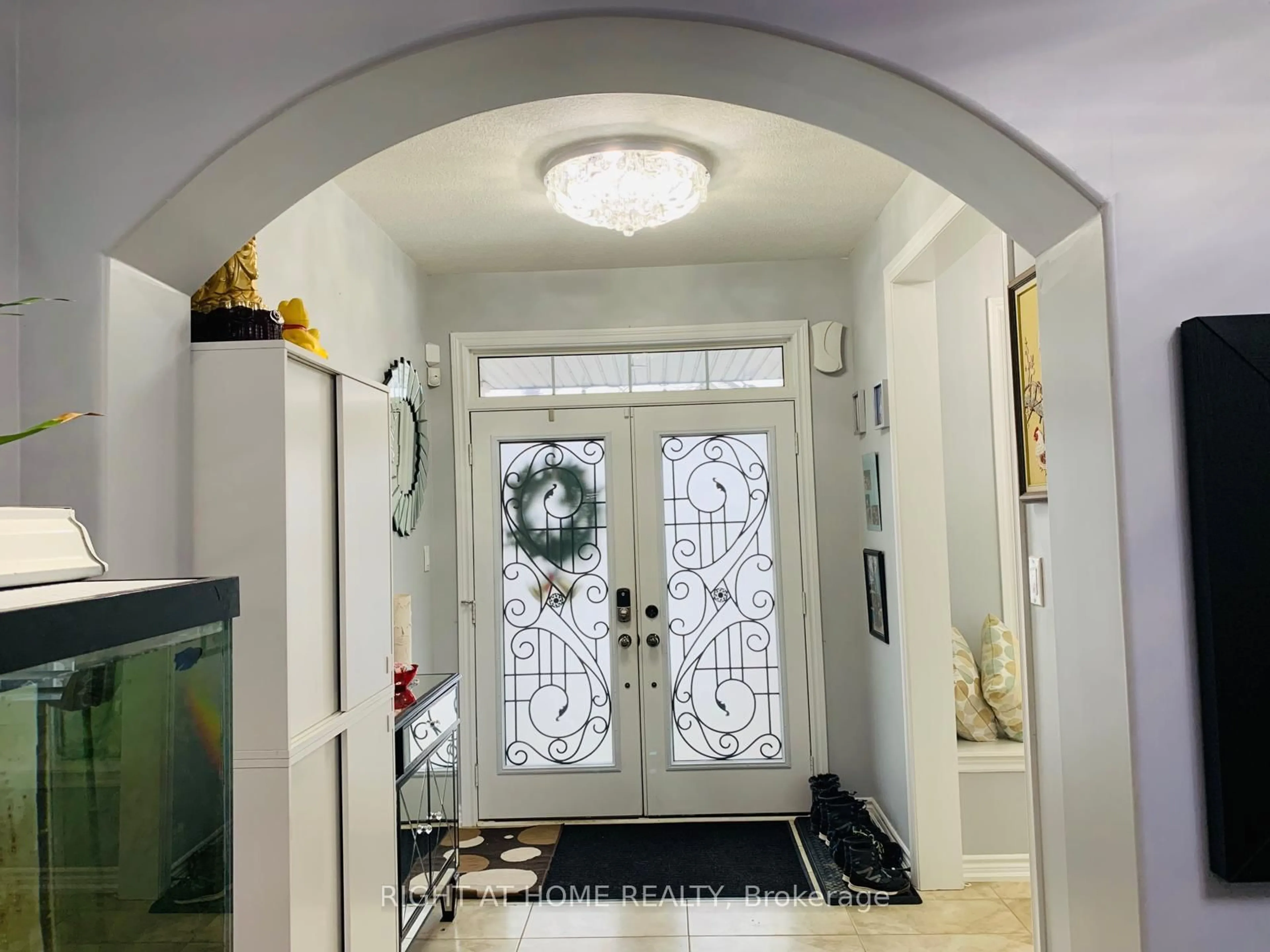 Indoor entryway for 8889 Dogwood Cres, Niagara Falls Ontario L2H 0L1