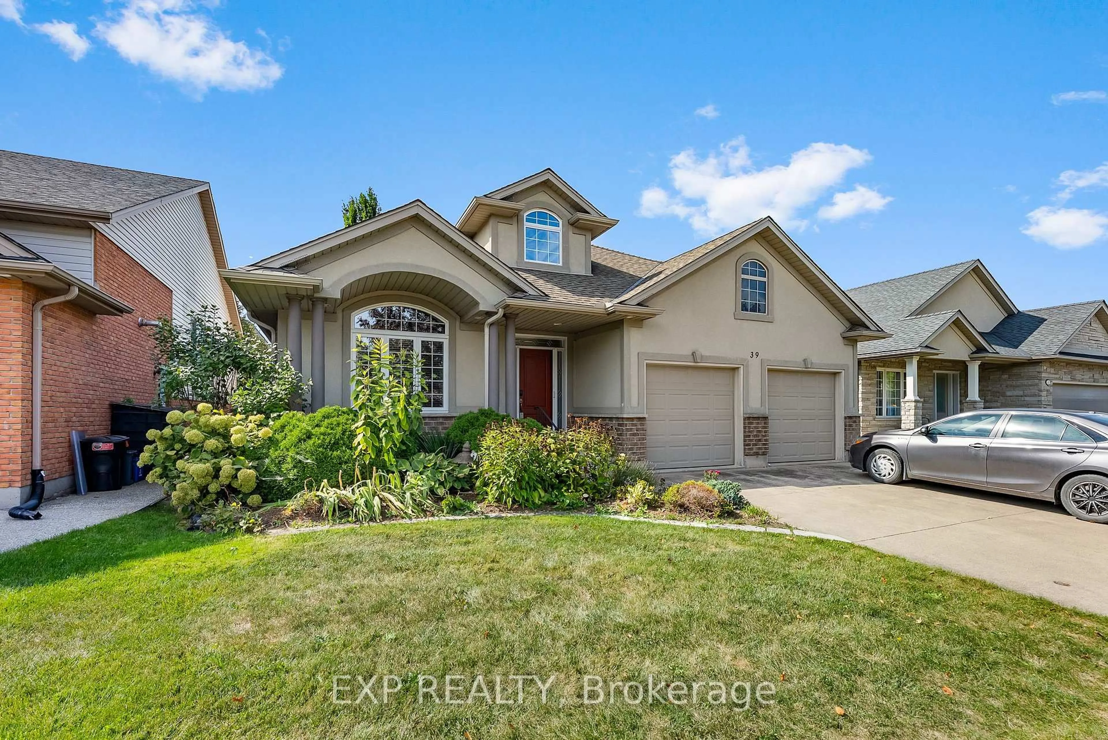 Home with vinyl exterior material, street for 39 Vansickle Rd, St. Catharines Ontario L2S 4C2
