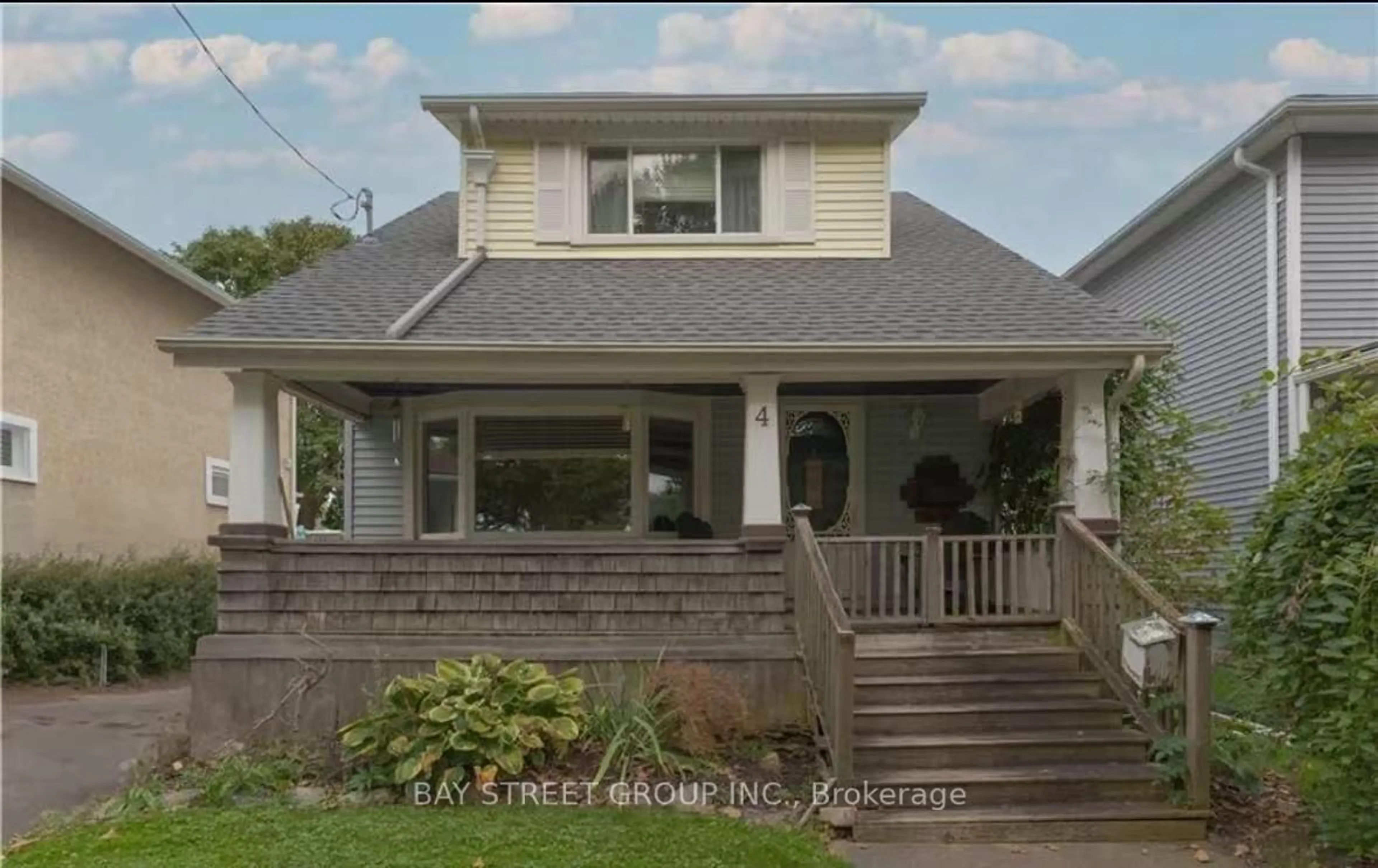 Home with vinyl exterior material, street for 47 Haig St, St. Catharines Ontario L2R 6K7