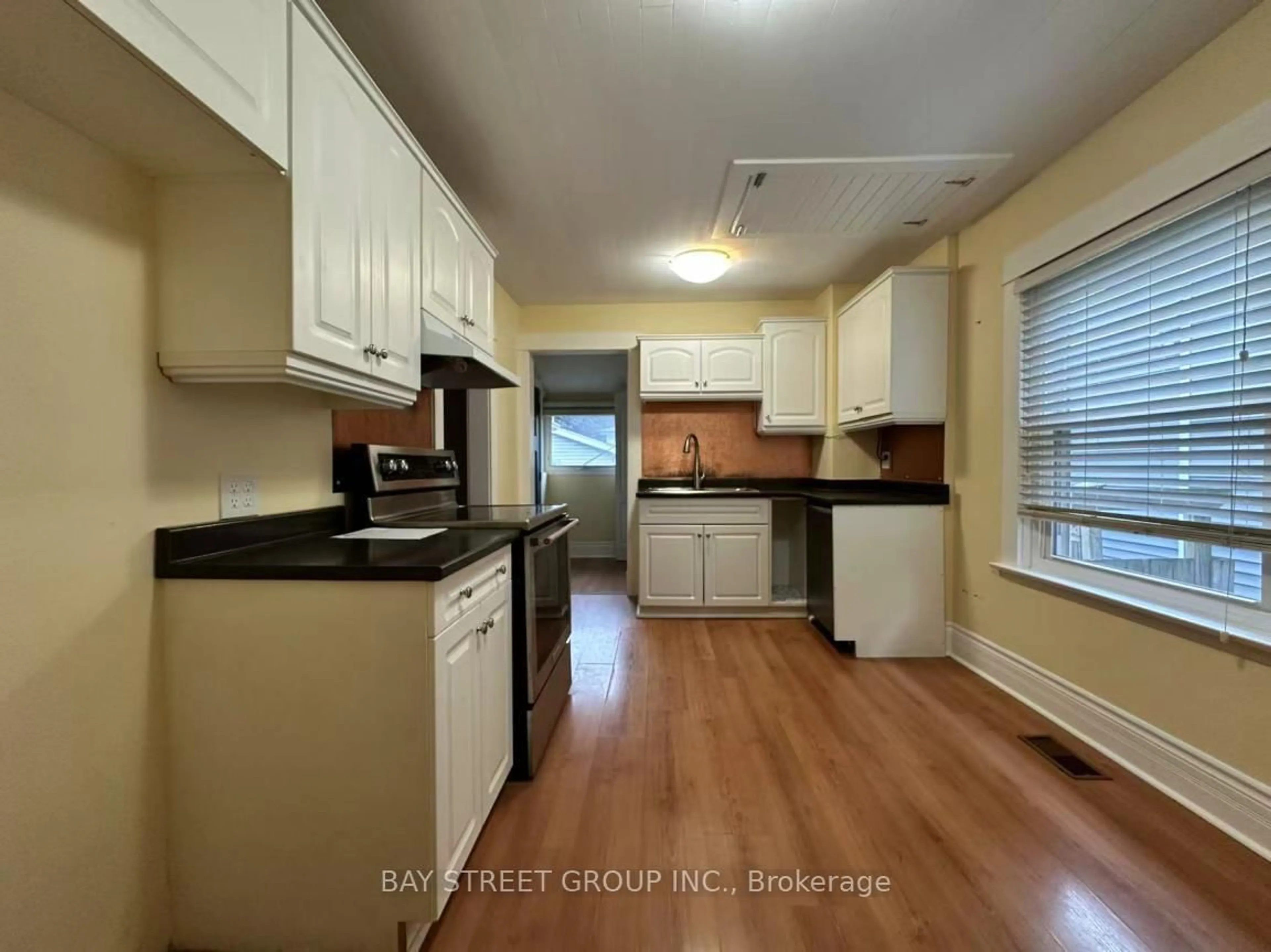 Standard kitchen, unknown for 47 Haig St, St. Catharines Ontario L2R 6K7