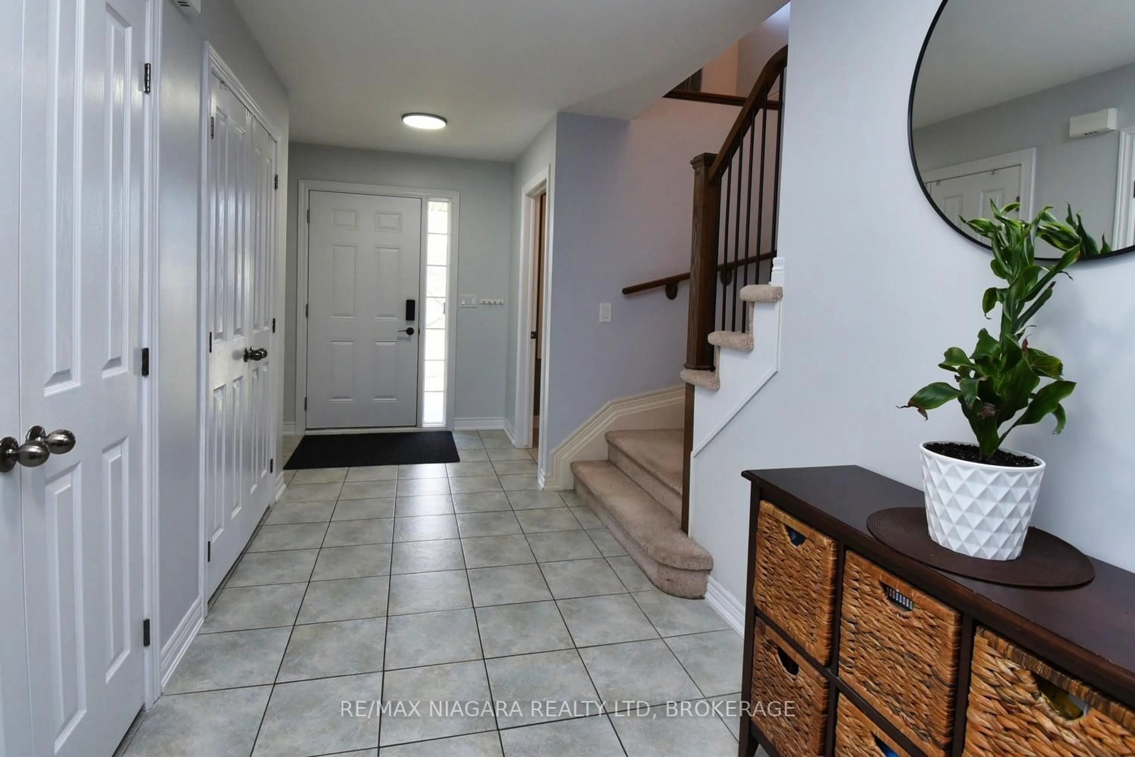 Indoor entryway for 160 WALLACE Ave, Welland Ontario L3B 1R5