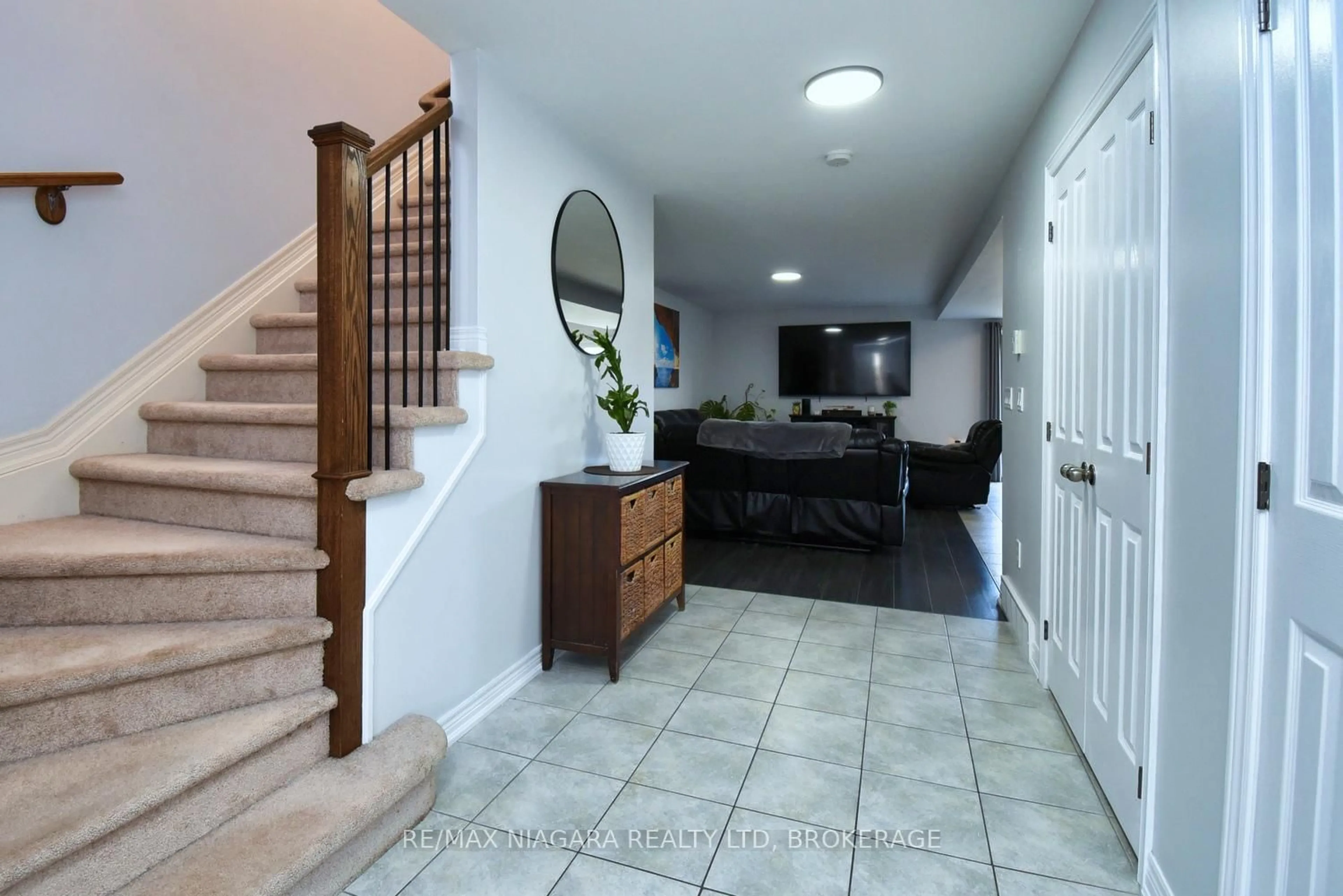 Indoor foyer for 160 WALLACE Ave, Welland Ontario L3B 1R5