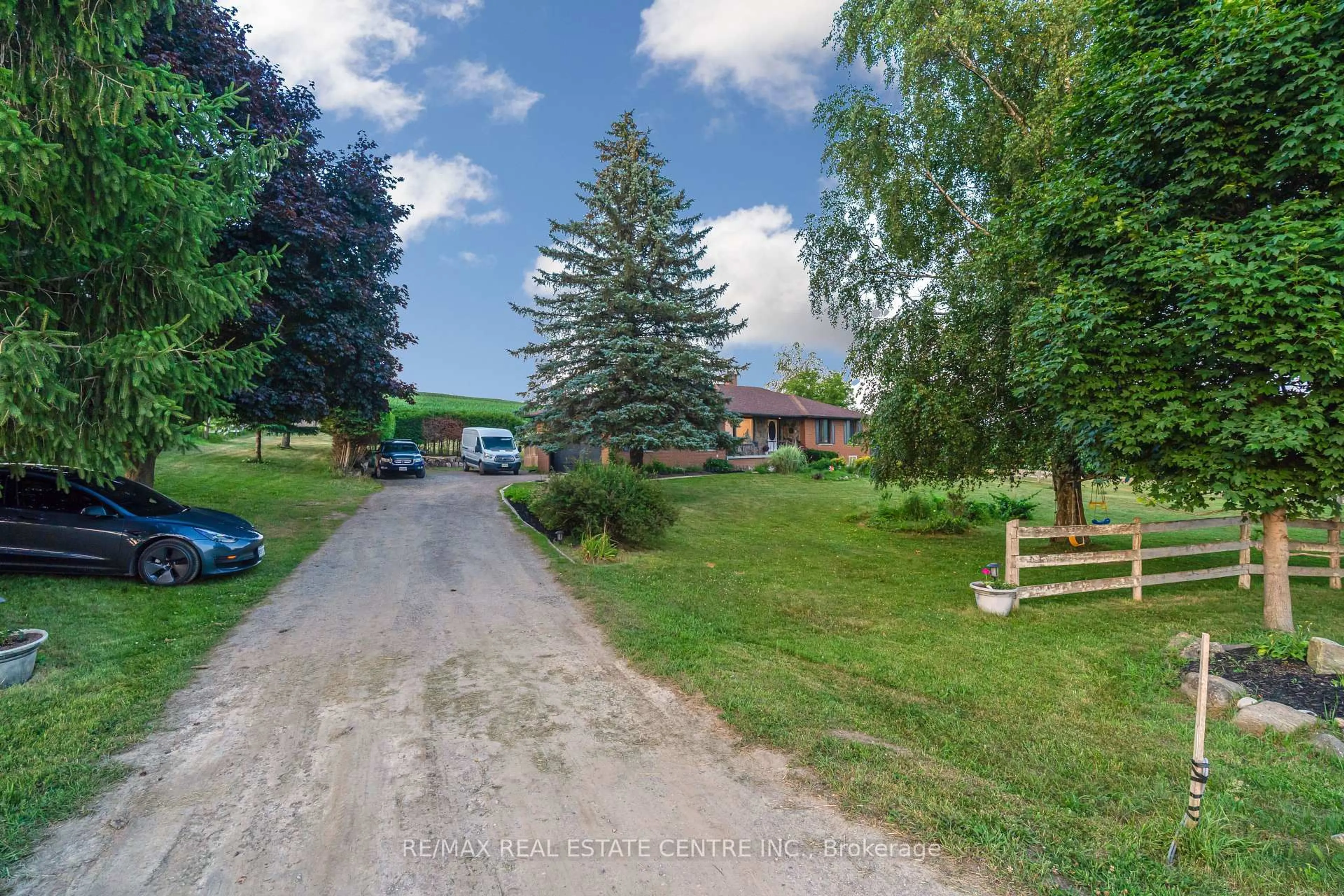 A pic from outside/outdoor area/front of a property/back of a property/a pic from drone, unknown for 5295 Fifth Line, Erin Ontario N0B 1T0