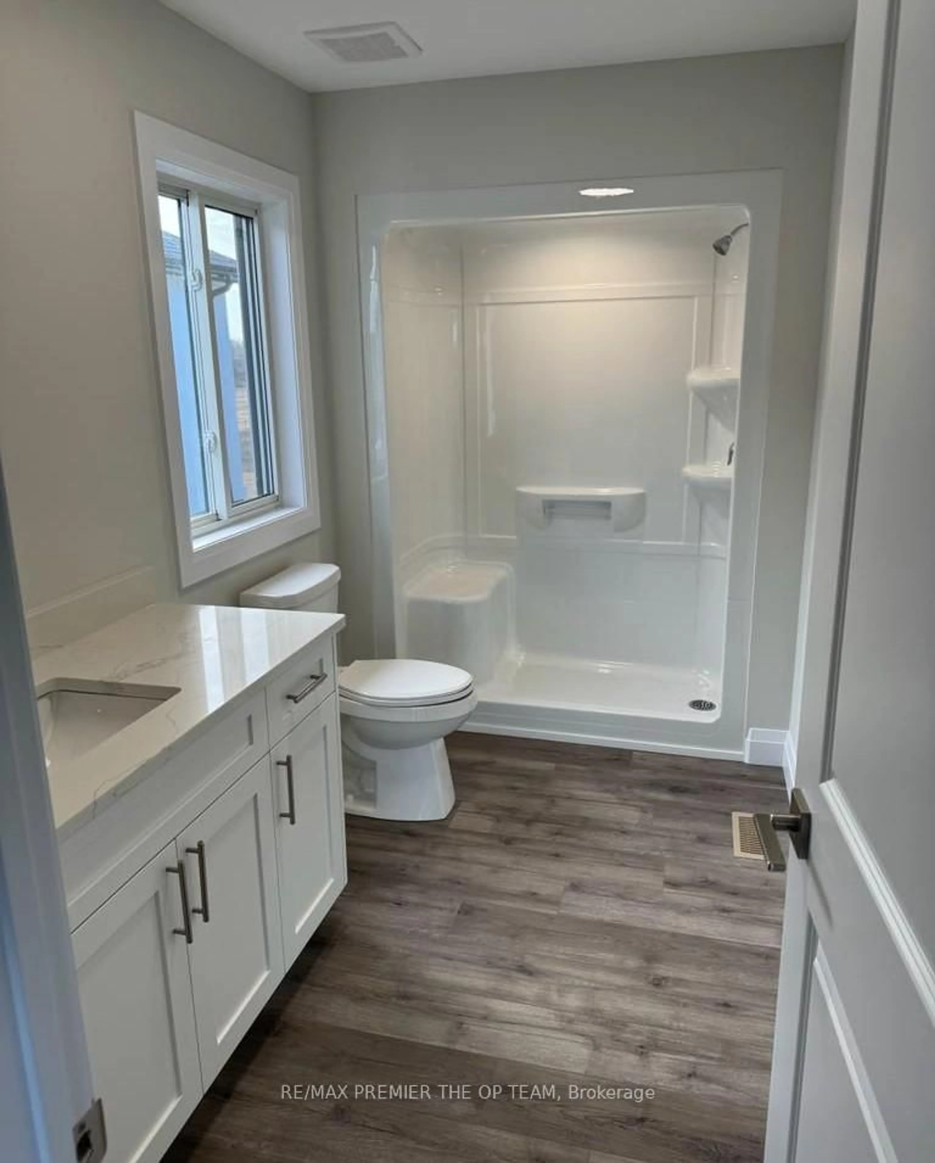 Contemporary bathroom, ceramic/tile floor for 103 Eagle St #ON, Leamington Ontario N8H 0G5