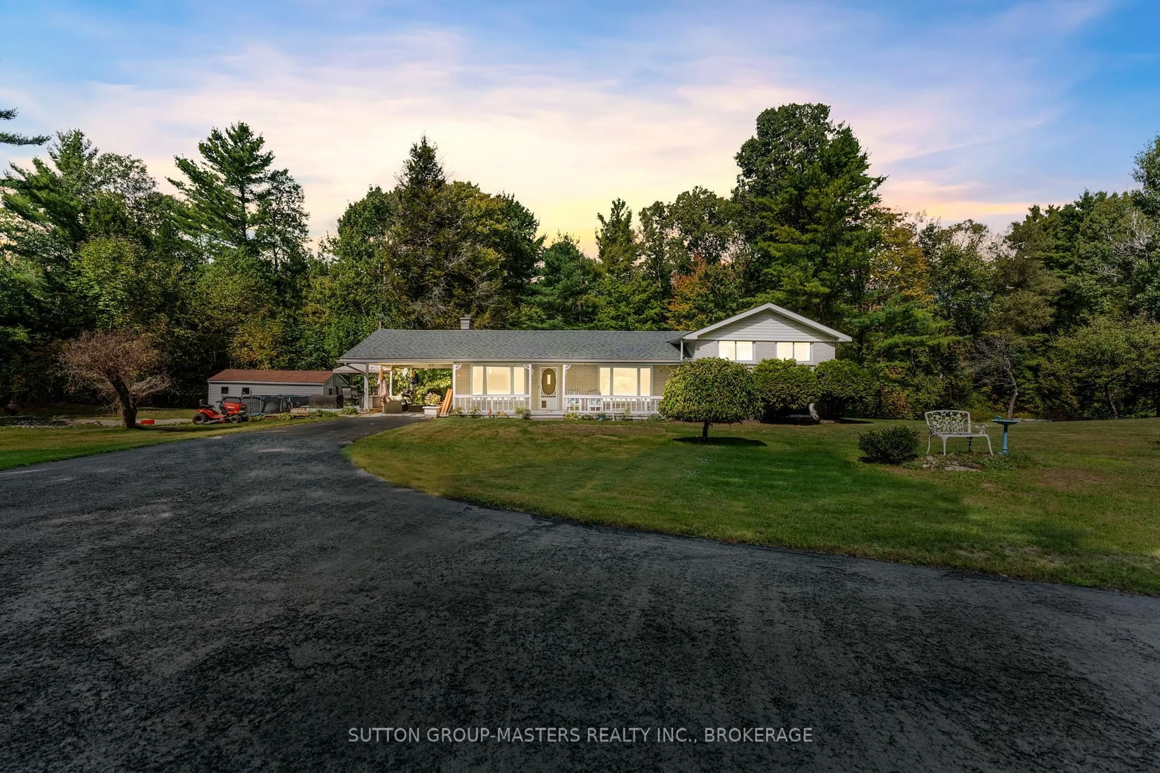 A pic from outside/outdoor area/front of a property/back of a property/a pic from drone, unknown for 26 Hallecks Rd, Front of Yonge Ontario K6V 5T3