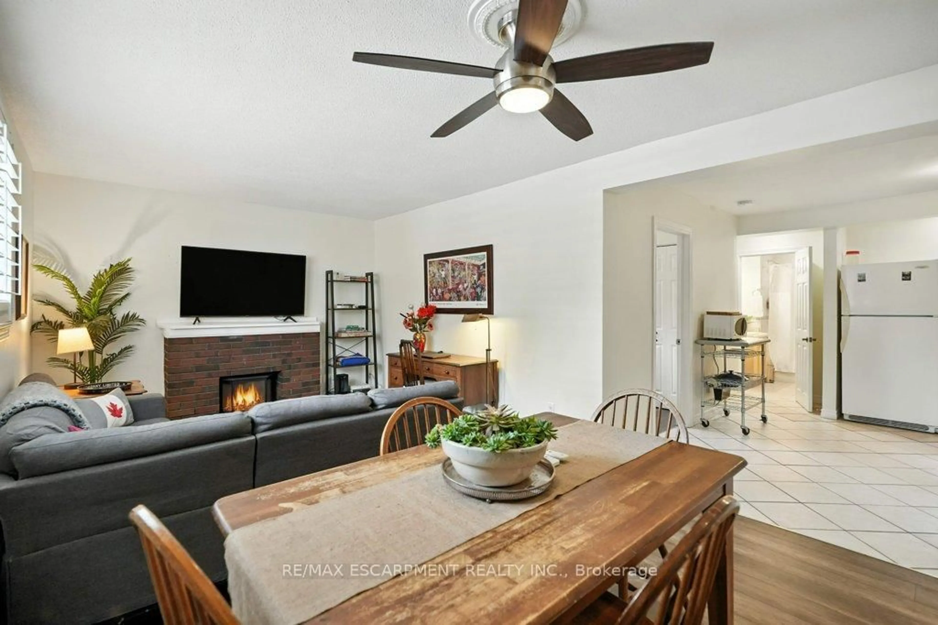 Living room with furniture, wood/laminate floor for 6 Vineland Ave #18, Hamilton Ontario L8M 1R4