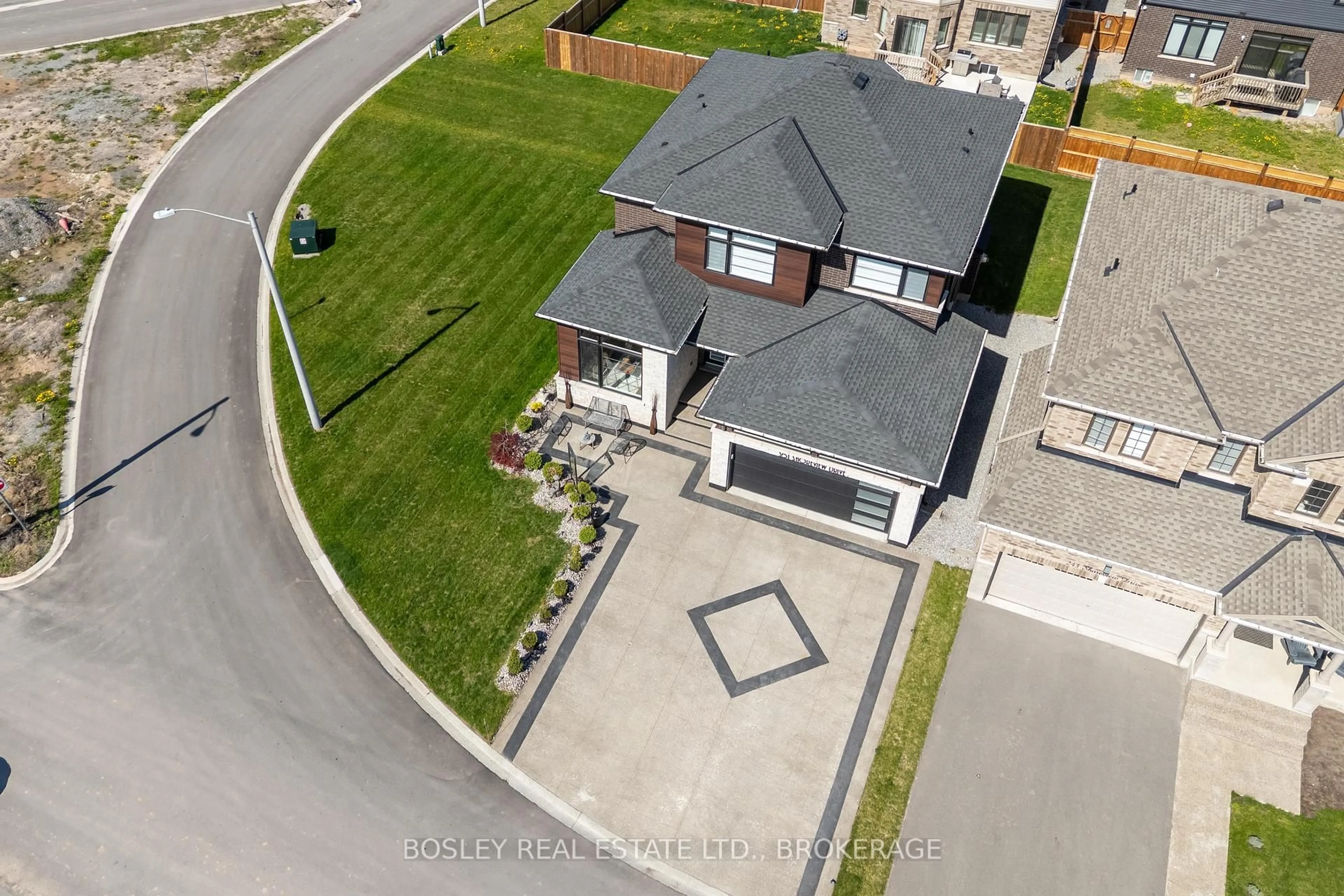 A pic from outside/outdoor area/front of a property/back of a property/a pic from drone, street for 251 Shoreview Dr, Welland Ontario L3B 0H3