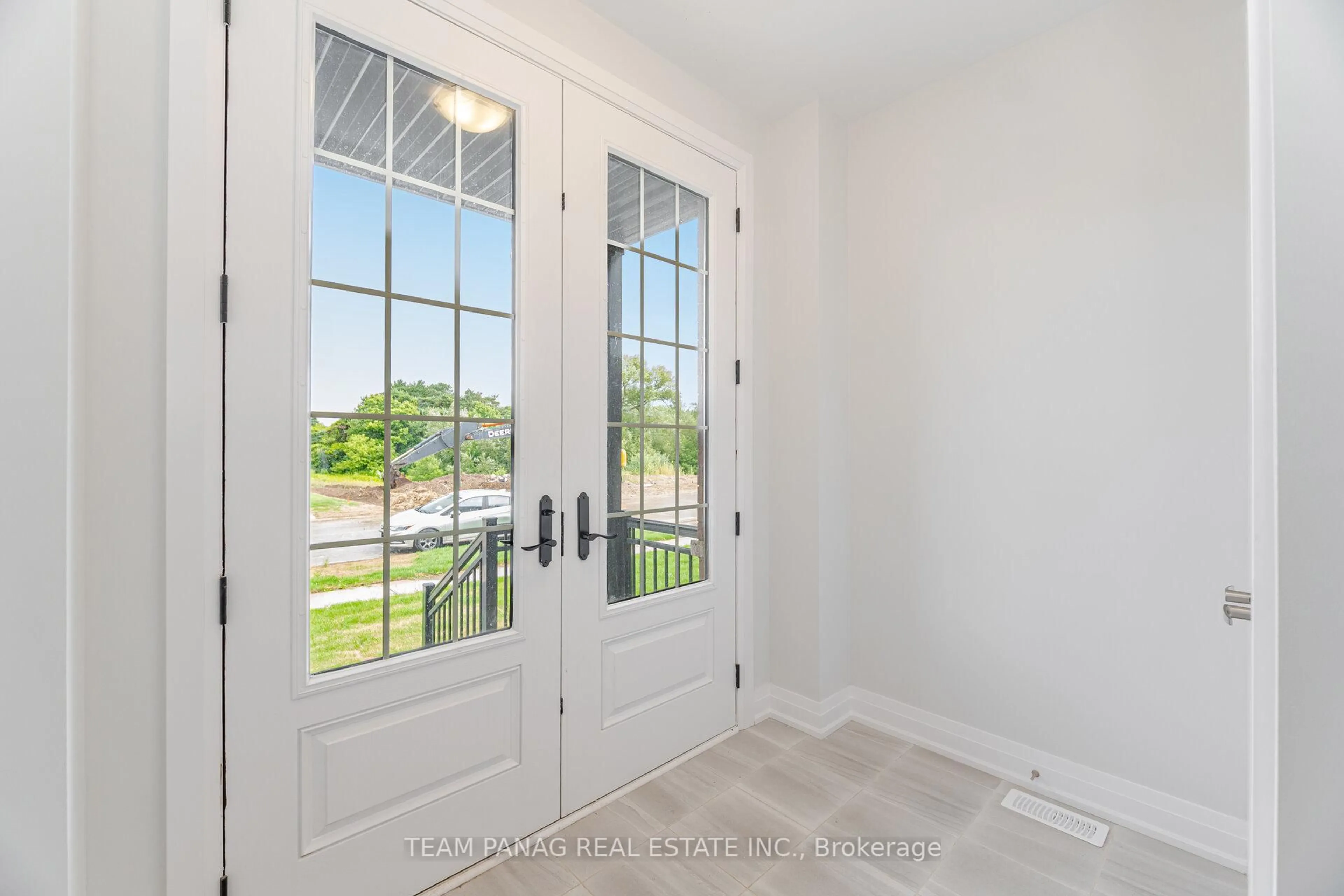 Indoor entryway for 104 Harwood Ave, Woodstock Ontario N4T 0P8