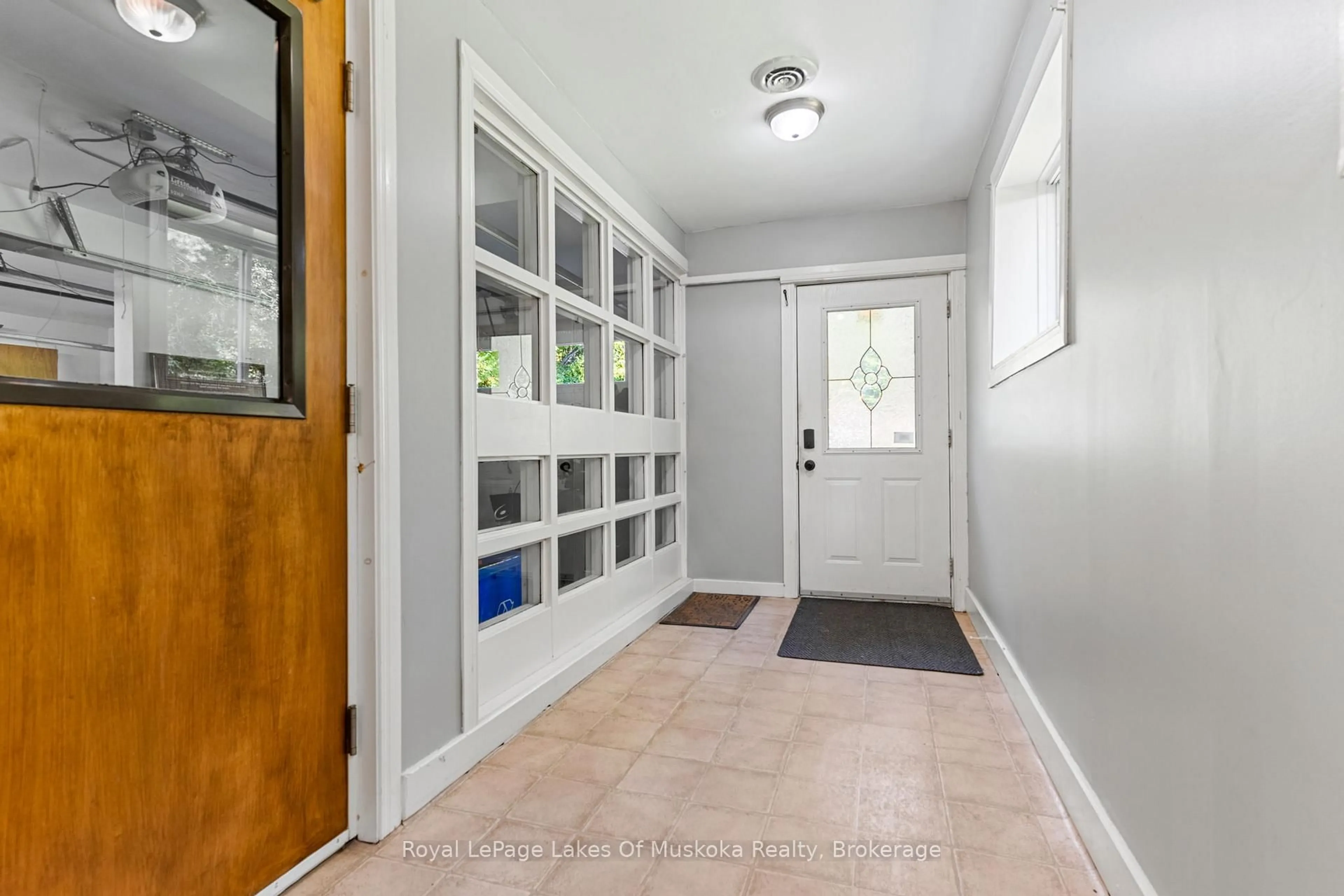 Indoor entryway for 50 Brofoco Dr, Bracebridge Ontario P1L 1C9