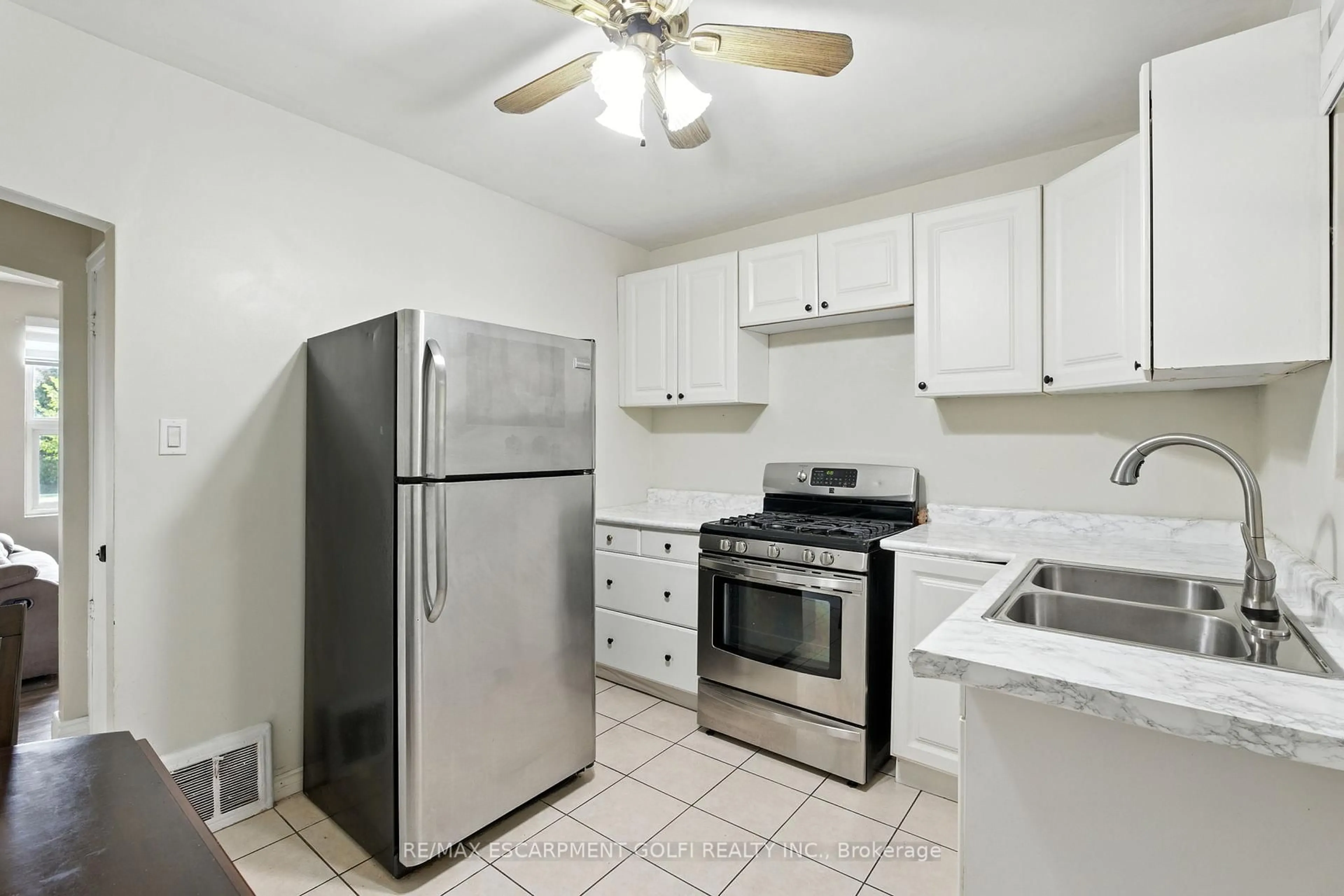 Standard kitchen, unknown for 11 Eastvale Pl, Hamilton Ontario L8H 1N9