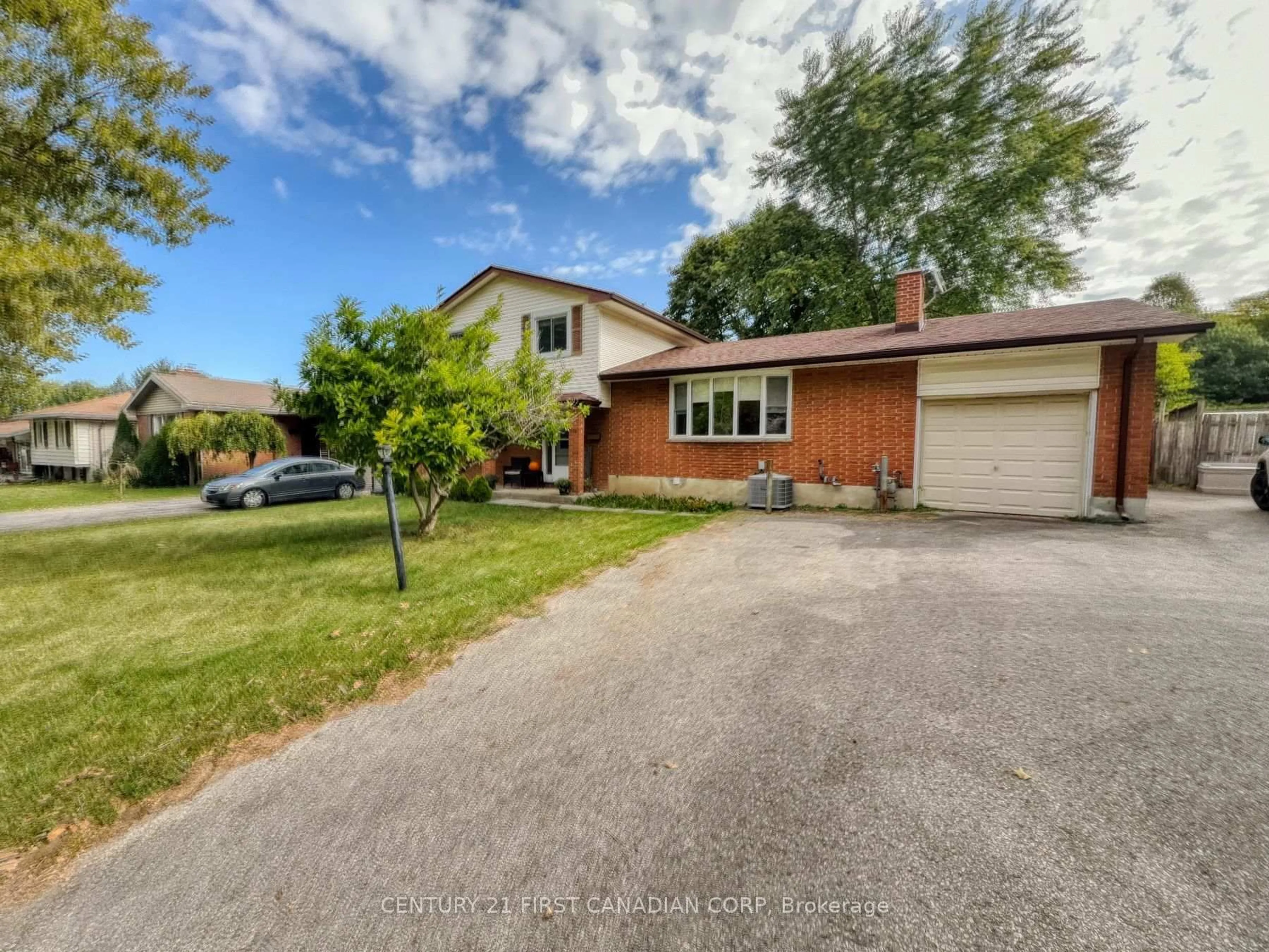 A pic from outside/outdoor area/front of a property/back of a property/a pic from drone, street for 628 Viscount Rd, London South Ontario N6J 2Y2
