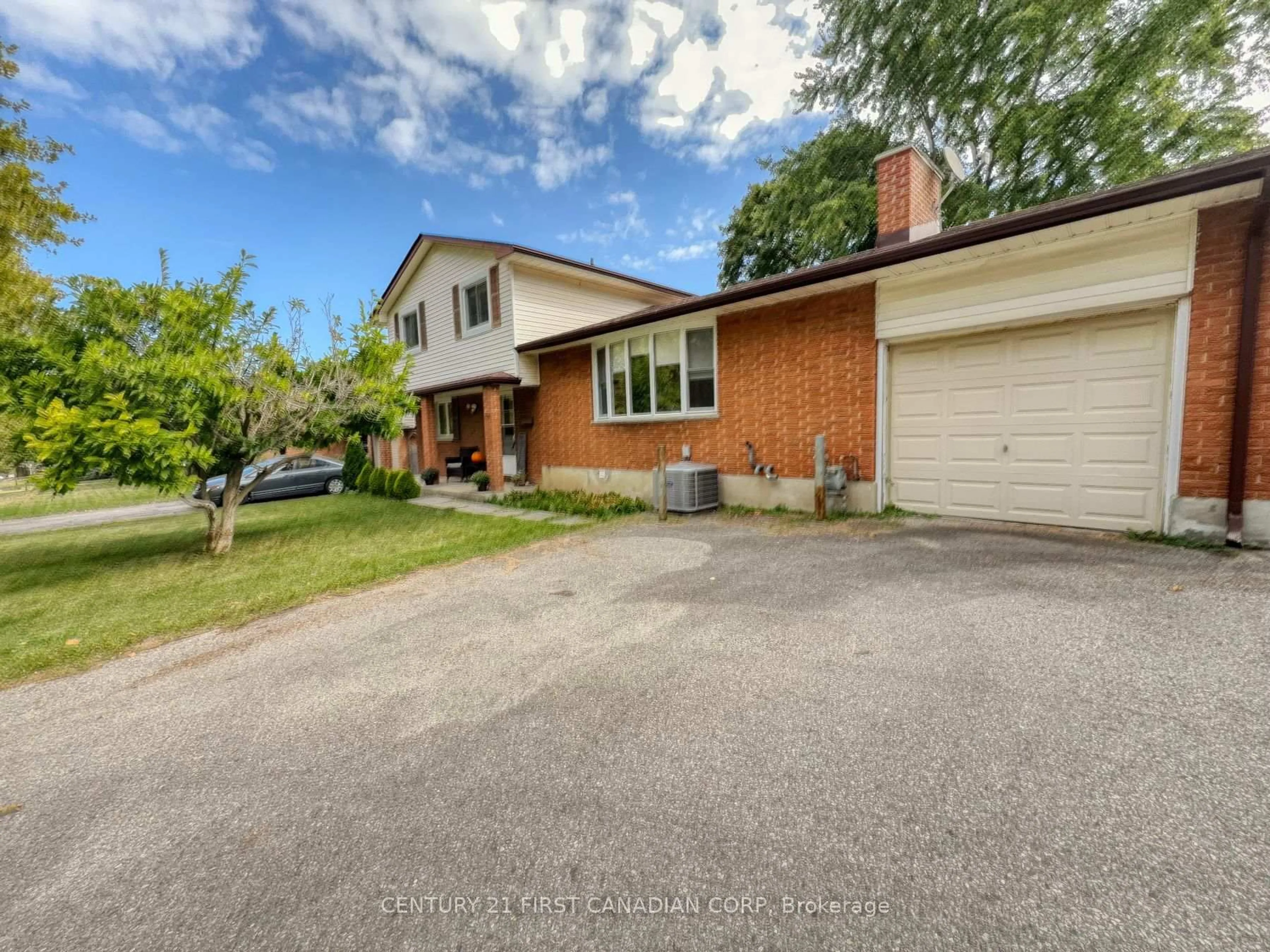 A pic from outside/outdoor area/front of a property/back of a property/a pic from drone, street for 628 Viscount Rd, London South Ontario N6J 2Y2