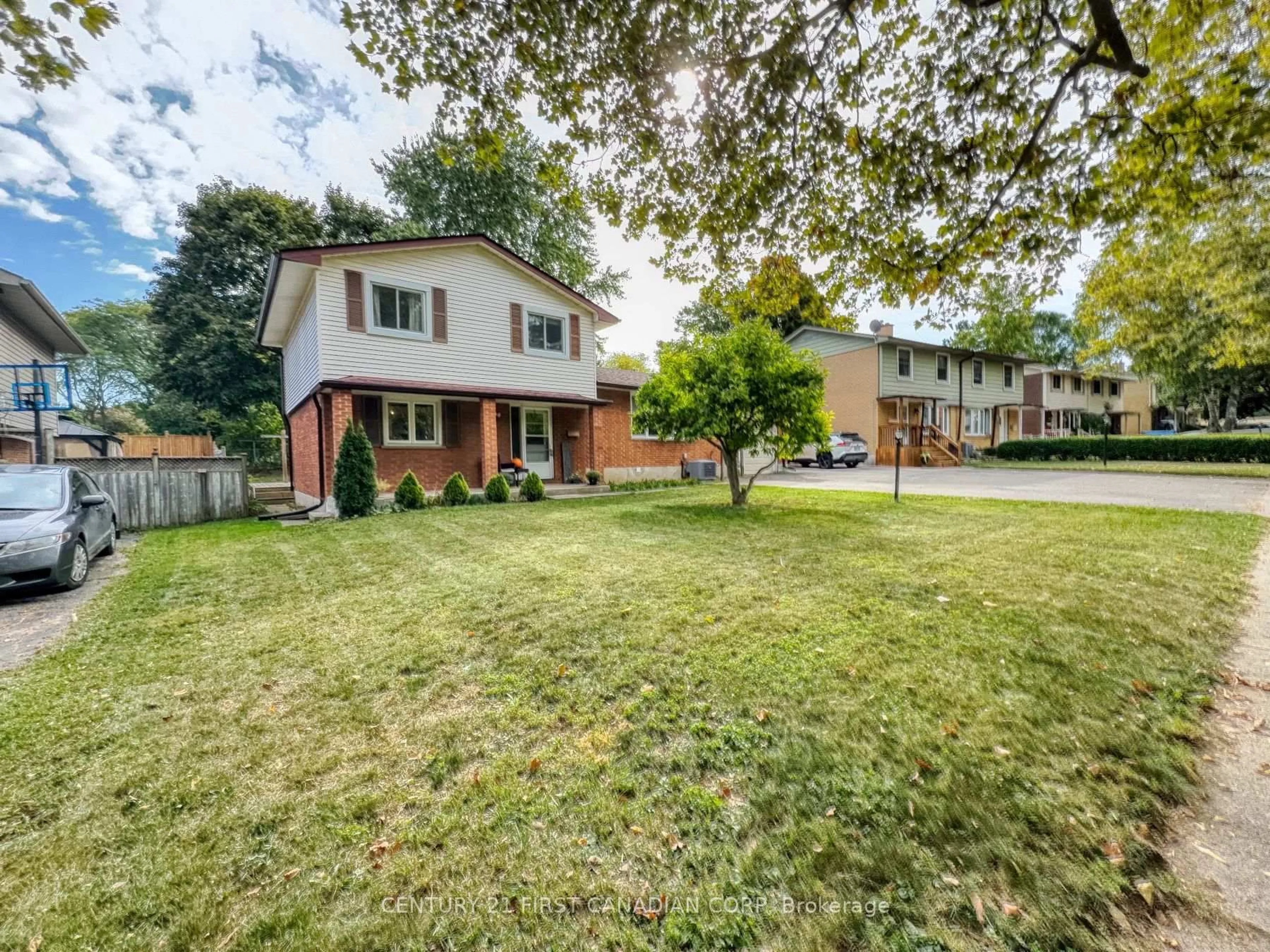 A pic from outside/outdoor area/front of a property/back of a property/a pic from drone, street for 628 Viscount Rd, London South Ontario N6J 2Y2