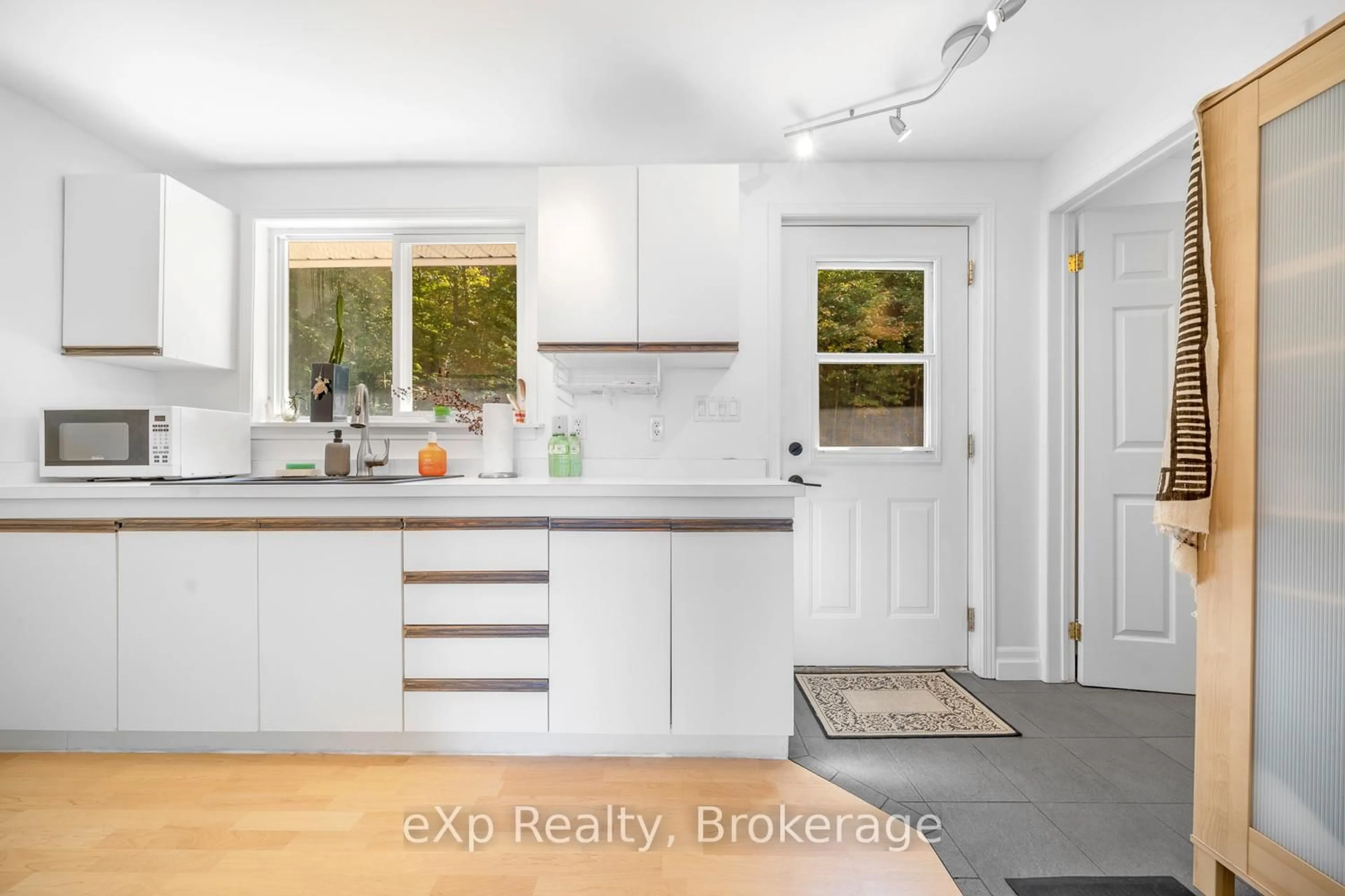 Standard kitchen, ceramic/tile floor for 4 Fire Route 140 (Turtle Lane) Rd, McKellar Ontario P0G 1C0