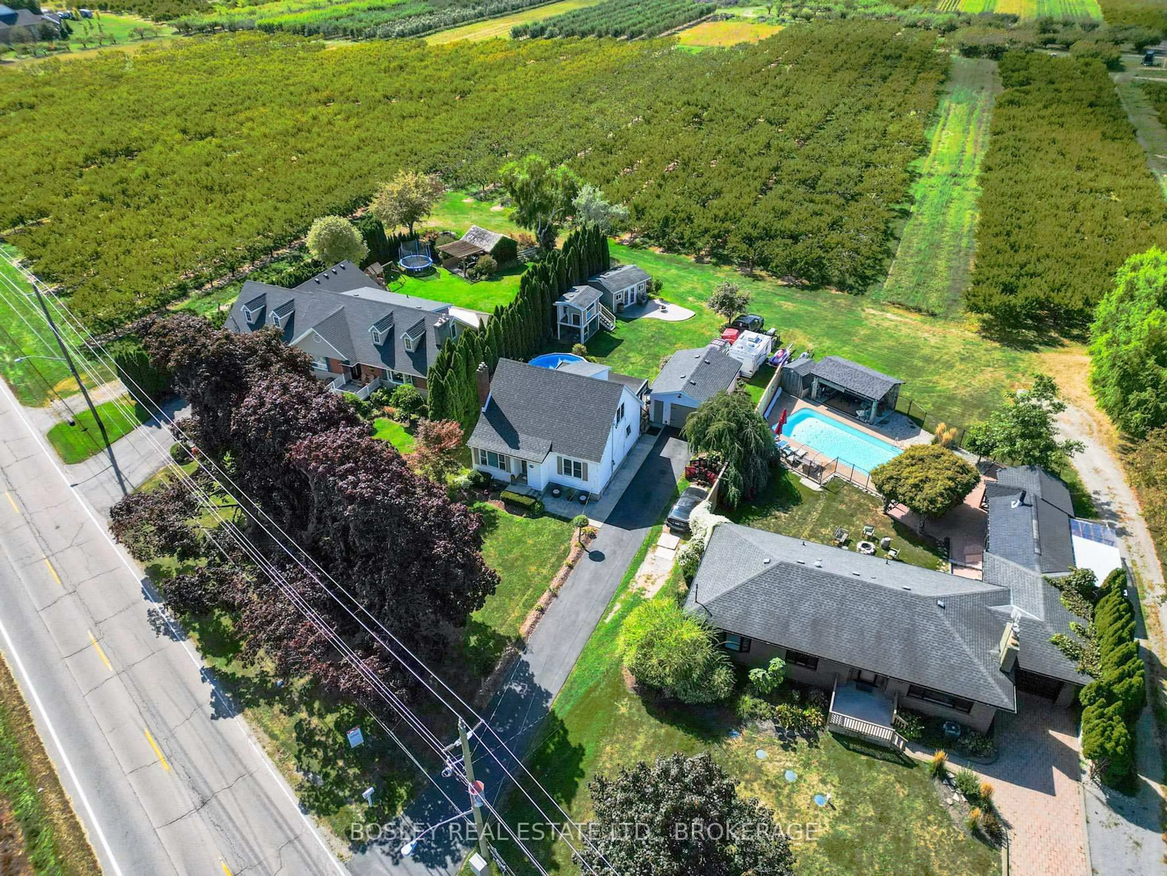 A pic from outside/outdoor area/front of a property/back of a property/a pic from drone, street for 468 READ Rd, St. Catharines Ontario L2R 7K6