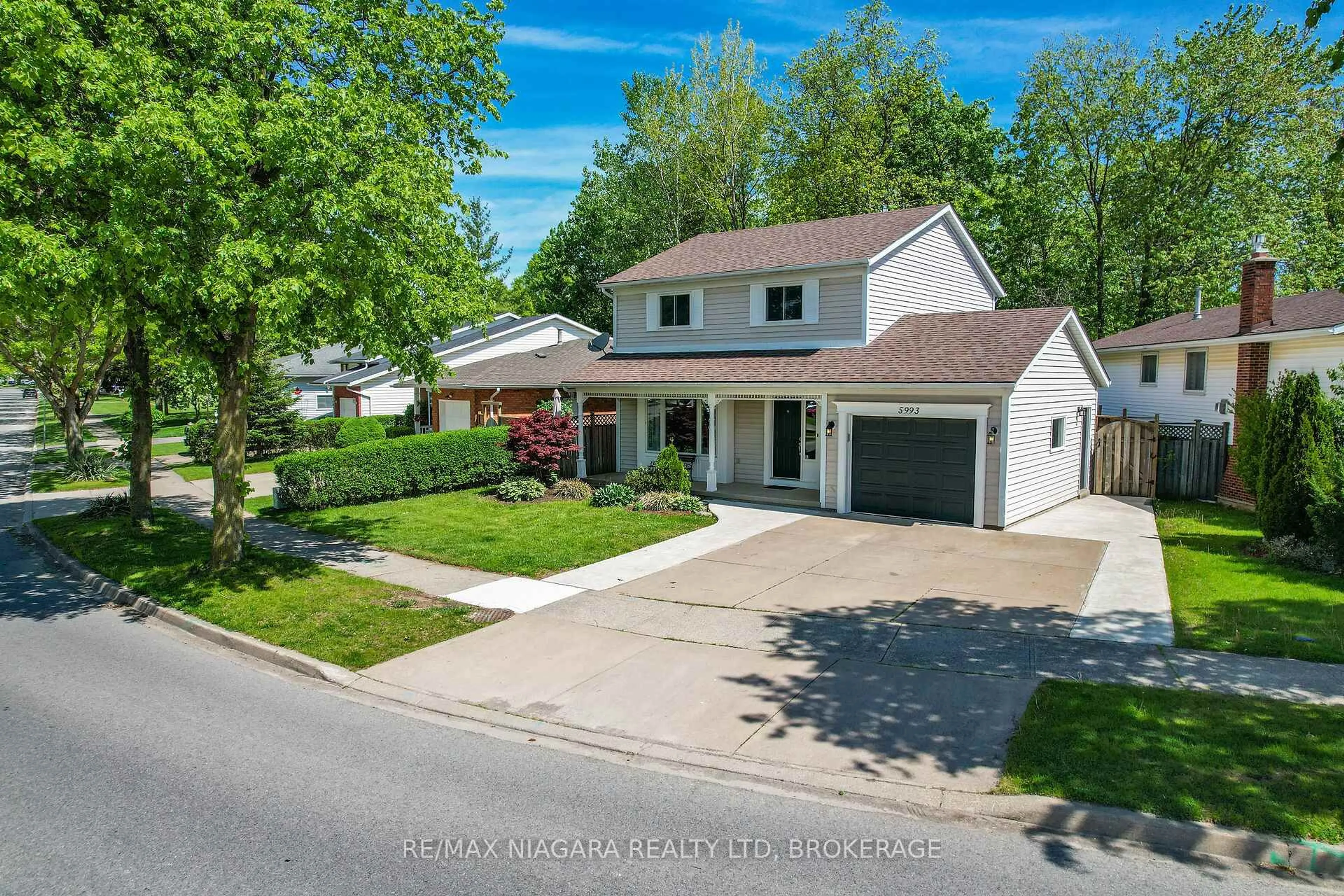 A pic from outside/outdoor area/front of a property/back of a property/a pic from drone, street for 5993 Crimson Dr, Niagara Falls Ontario L2G 7T2