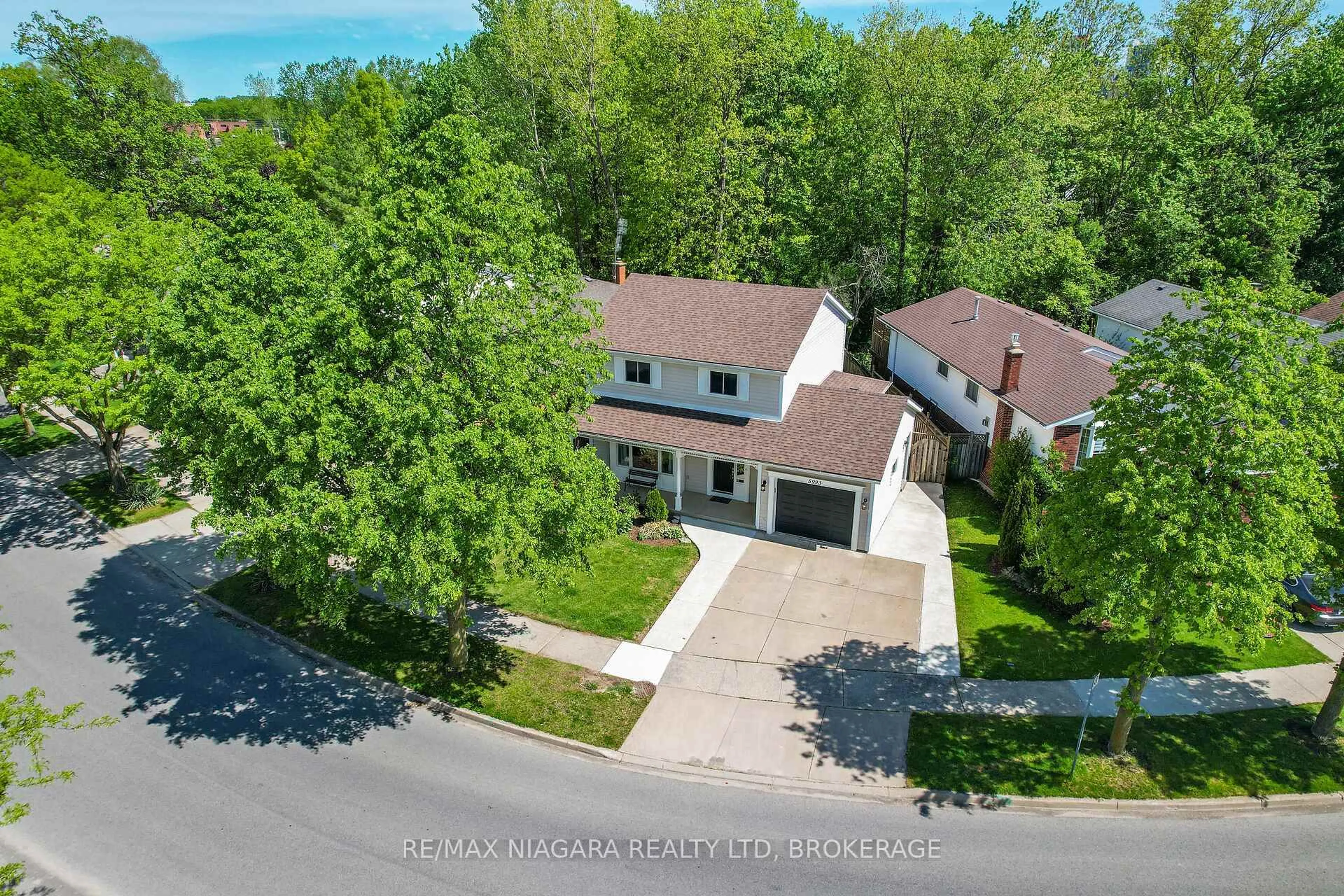 A pic from outside/outdoor area/front of a property/back of a property/a pic from drone, street for 5993 Crimson Dr, Niagara Falls Ontario L2G 7T2