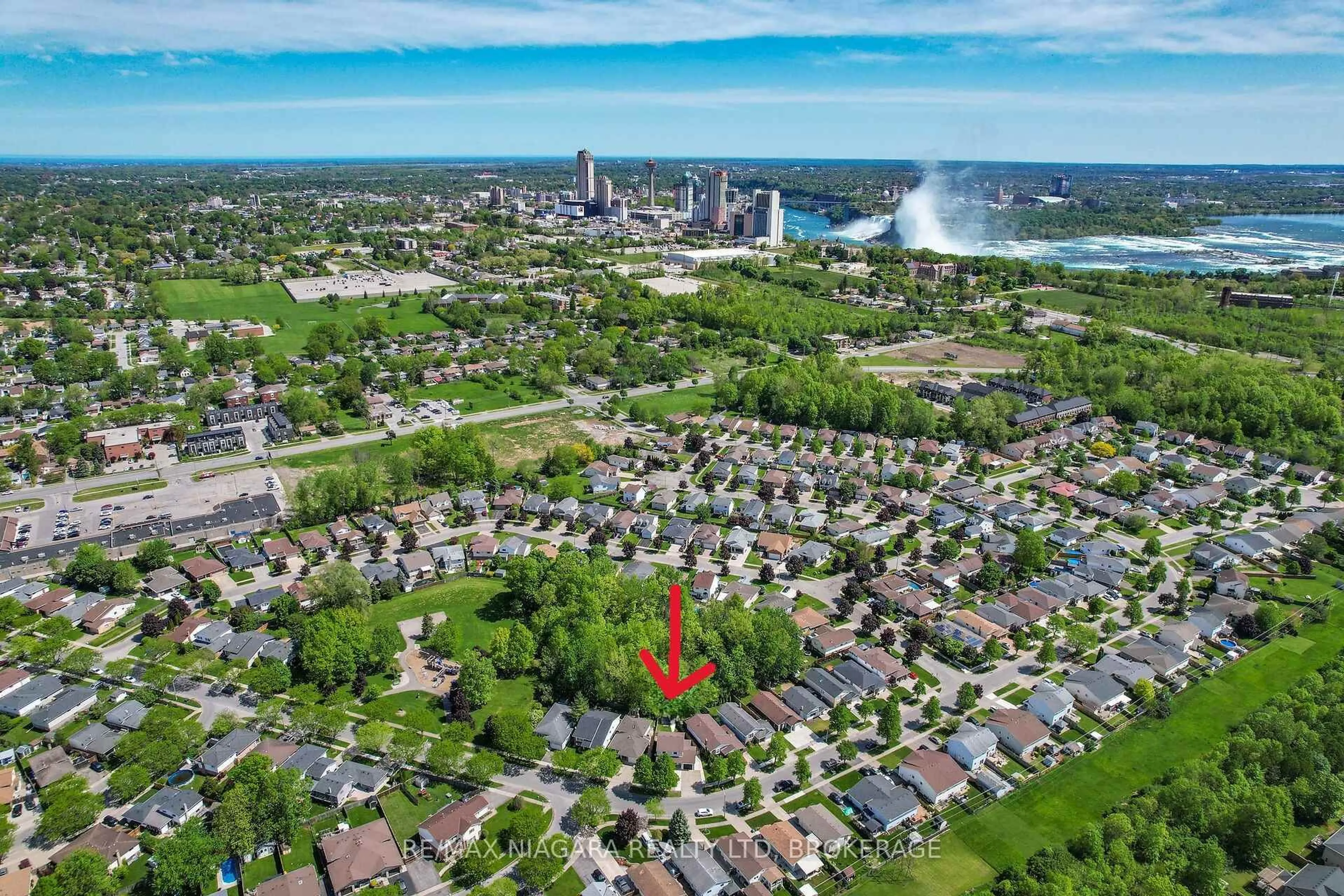 A pic from outside/outdoor area/front of a property/back of a property/a pic from drone, unknown for 5993 Crimson Dr, Niagara Falls Ontario L2G 7T2