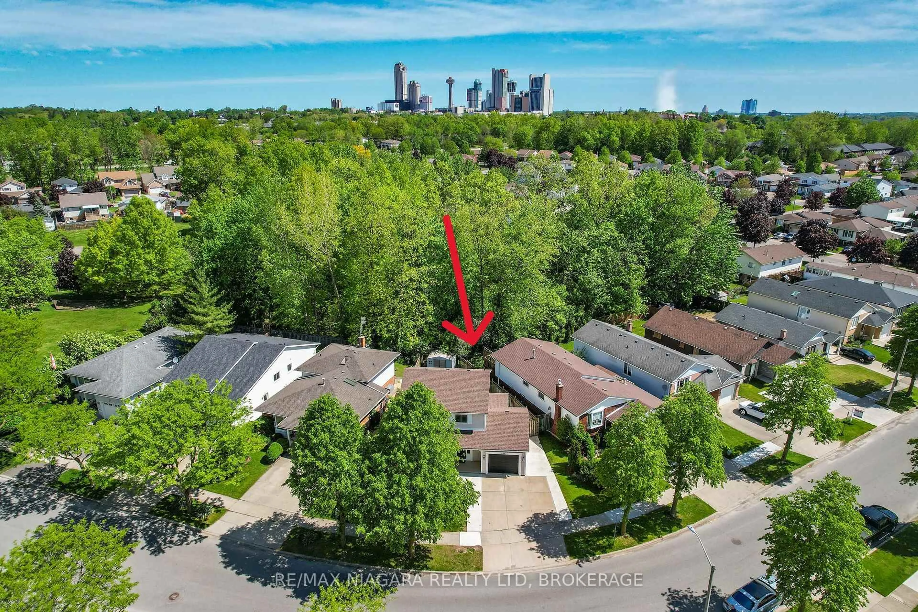 A pic from outside/outdoor area/front of a property/back of a property/a pic from drone, city buildings view from balcony for 5993 Crimson Dr, Niagara Falls Ontario L2G 7T2
