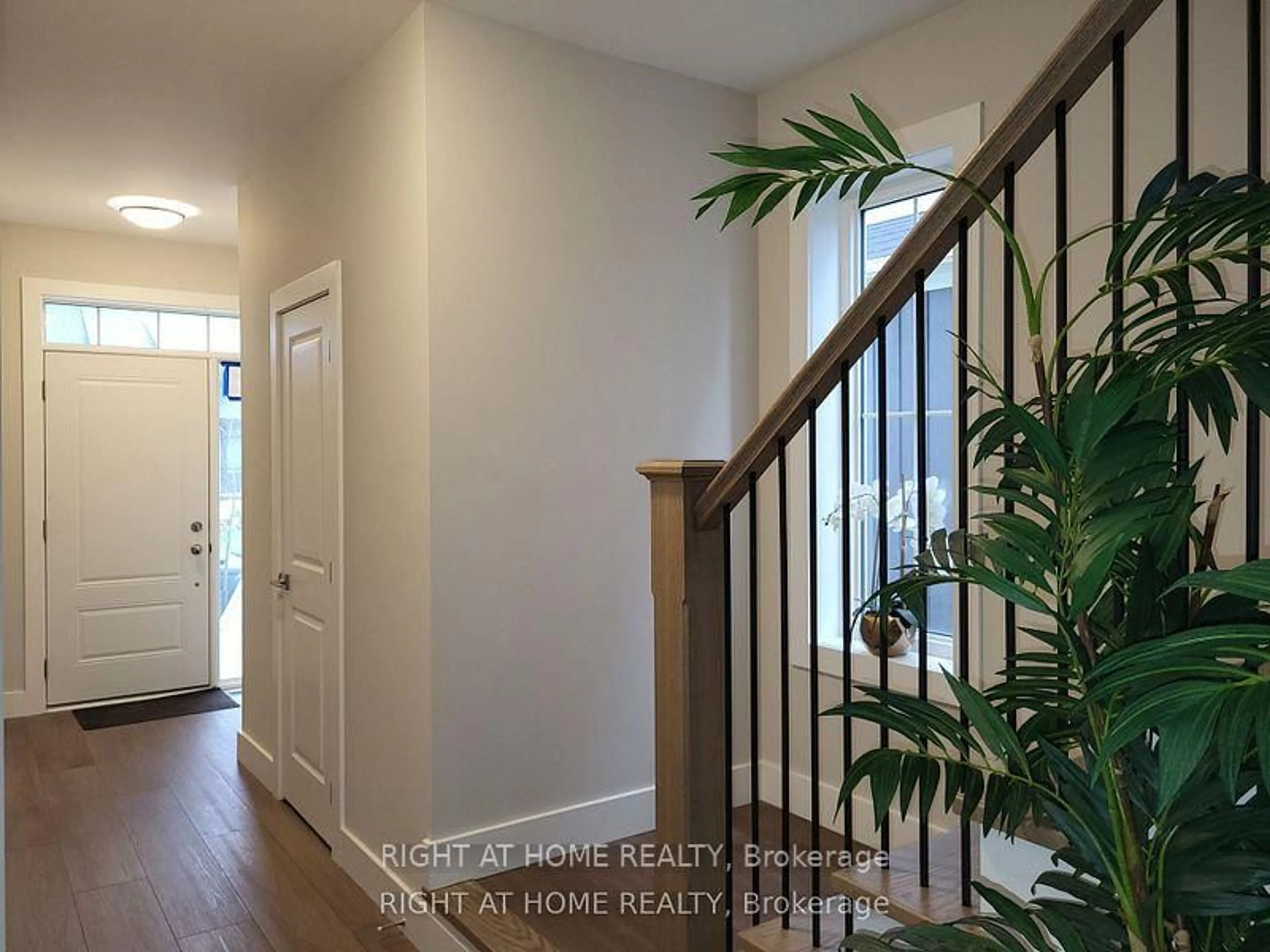 Indoor entryway for 140 Black Willow Cres, Blue Mountains Ontario L9Y 4E4