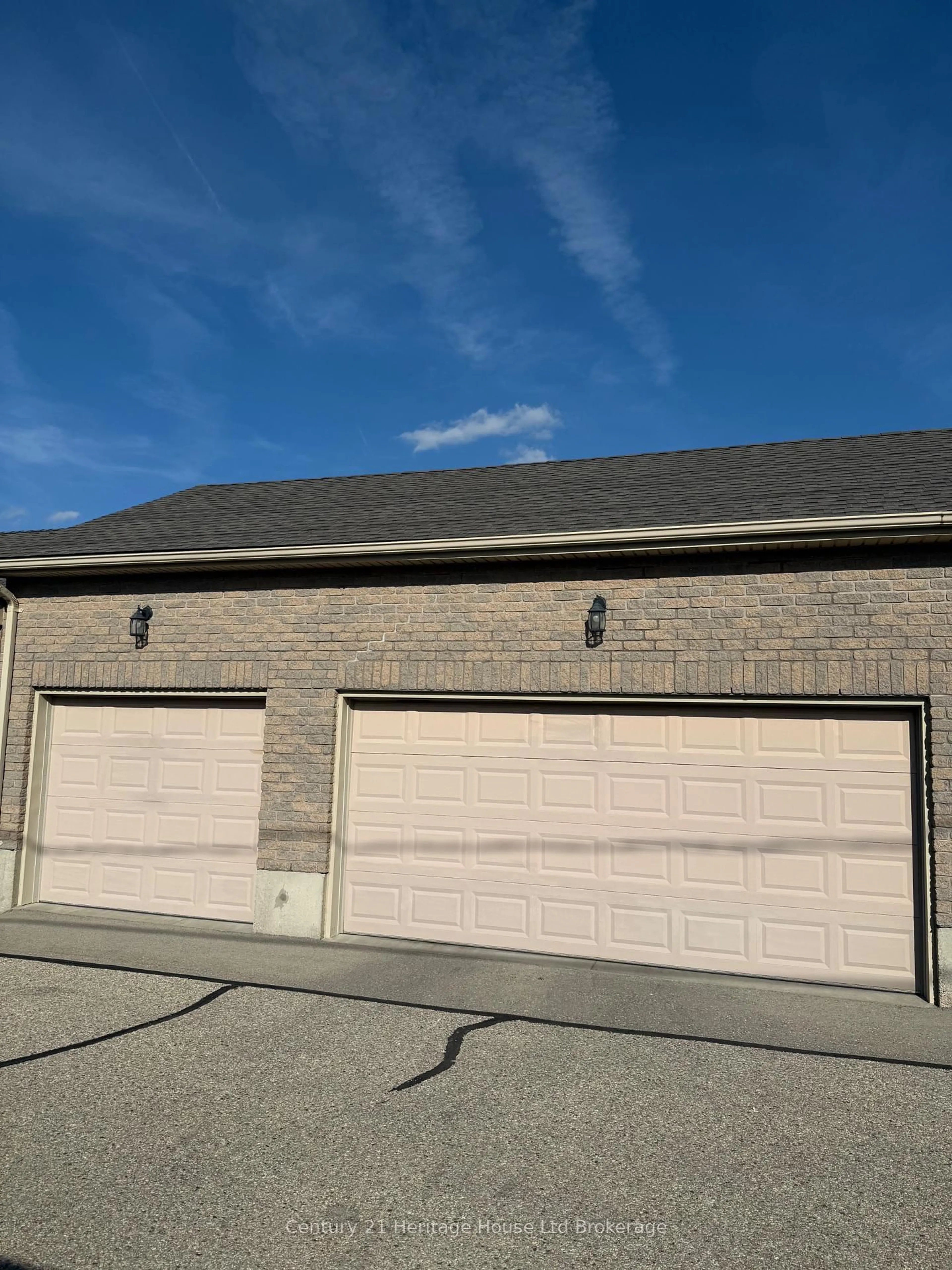 Indoor garage for 667 Southwood Way #2, Woodstock Ontario N4S 9A6