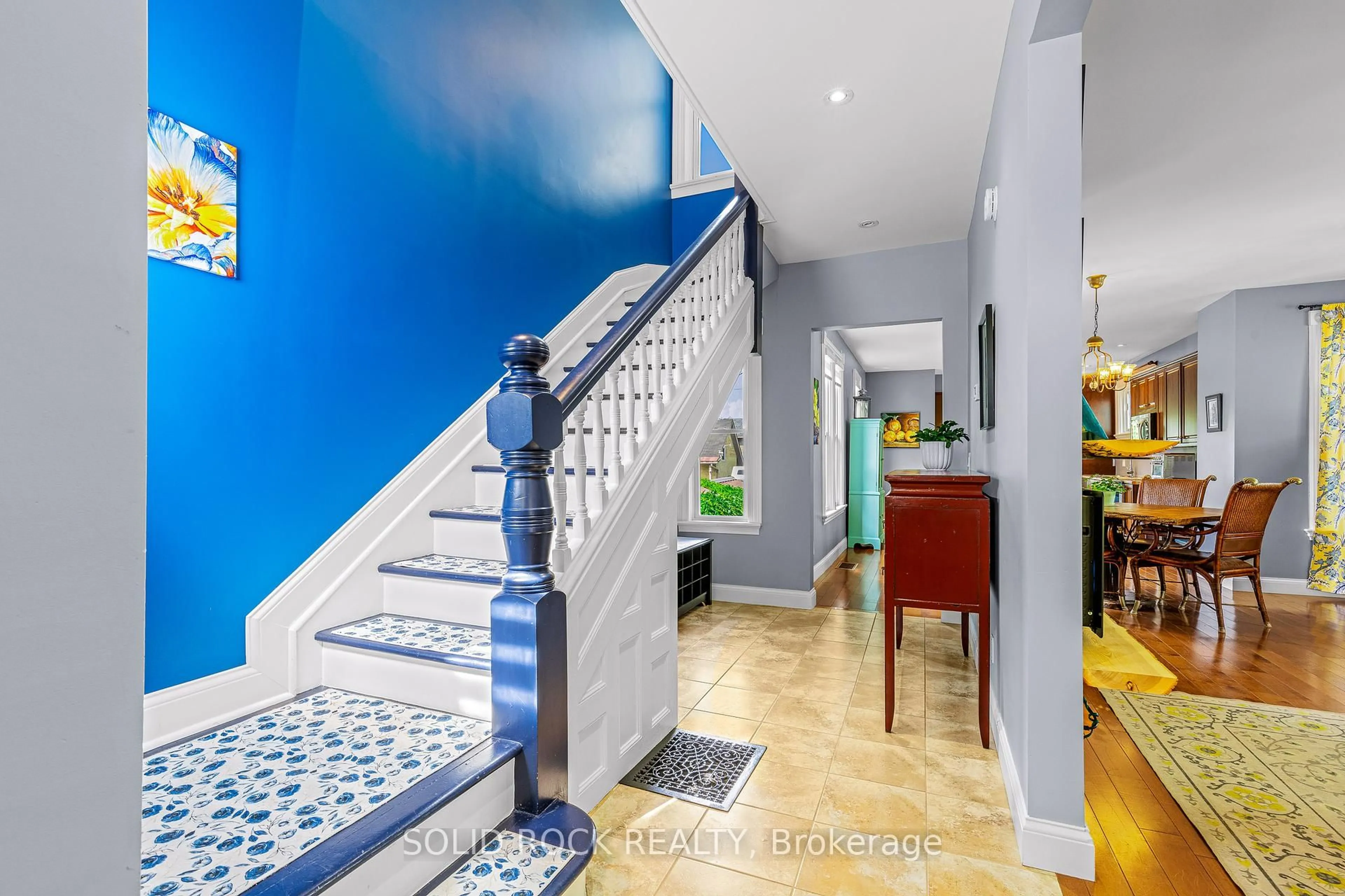Indoor foyer for 53 Wall St, Brockville Ontario K6V 4S2
