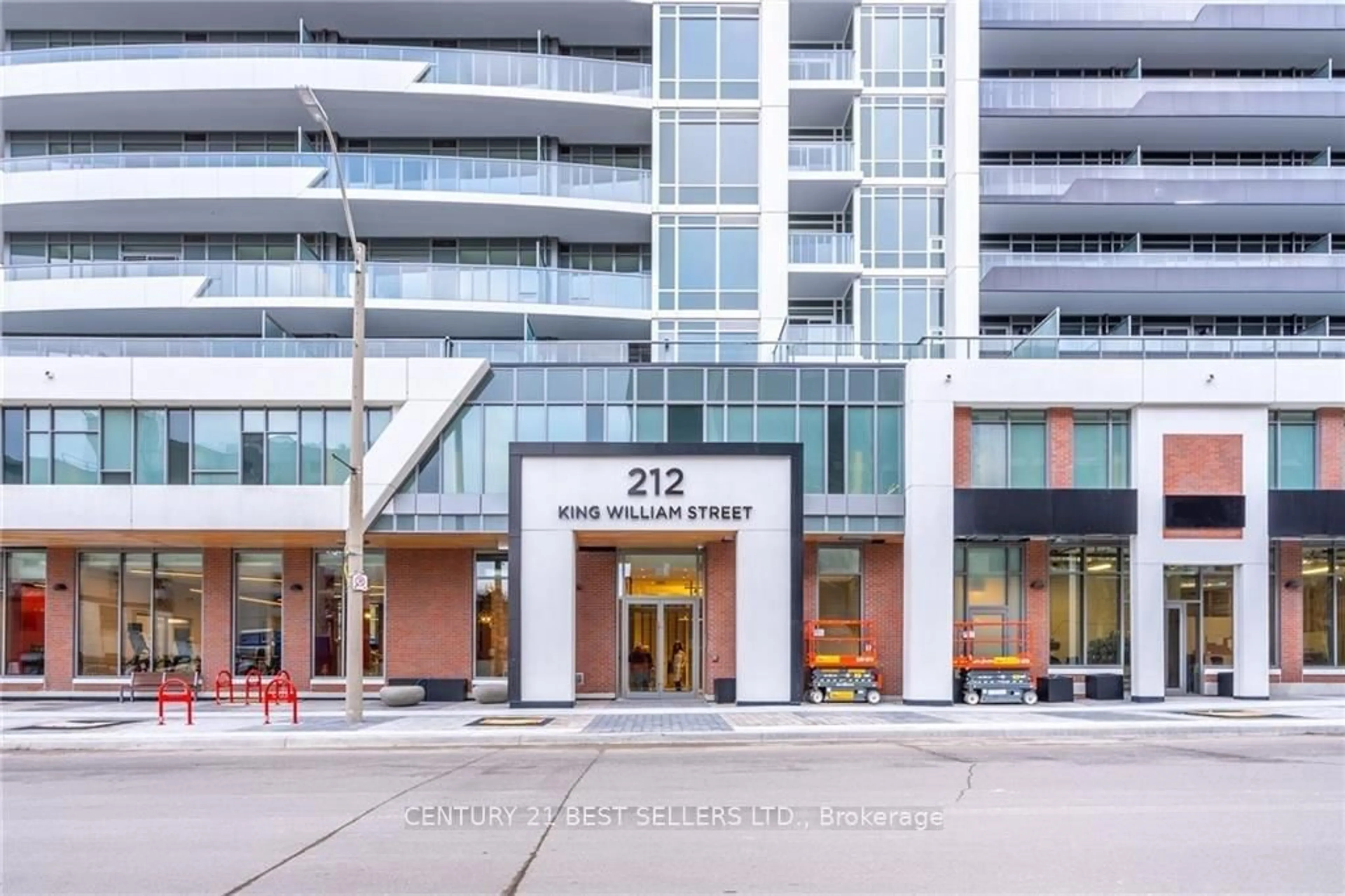 Indoor foyer for 212 King William St #401, Hamilton Ontario L8R 0A7