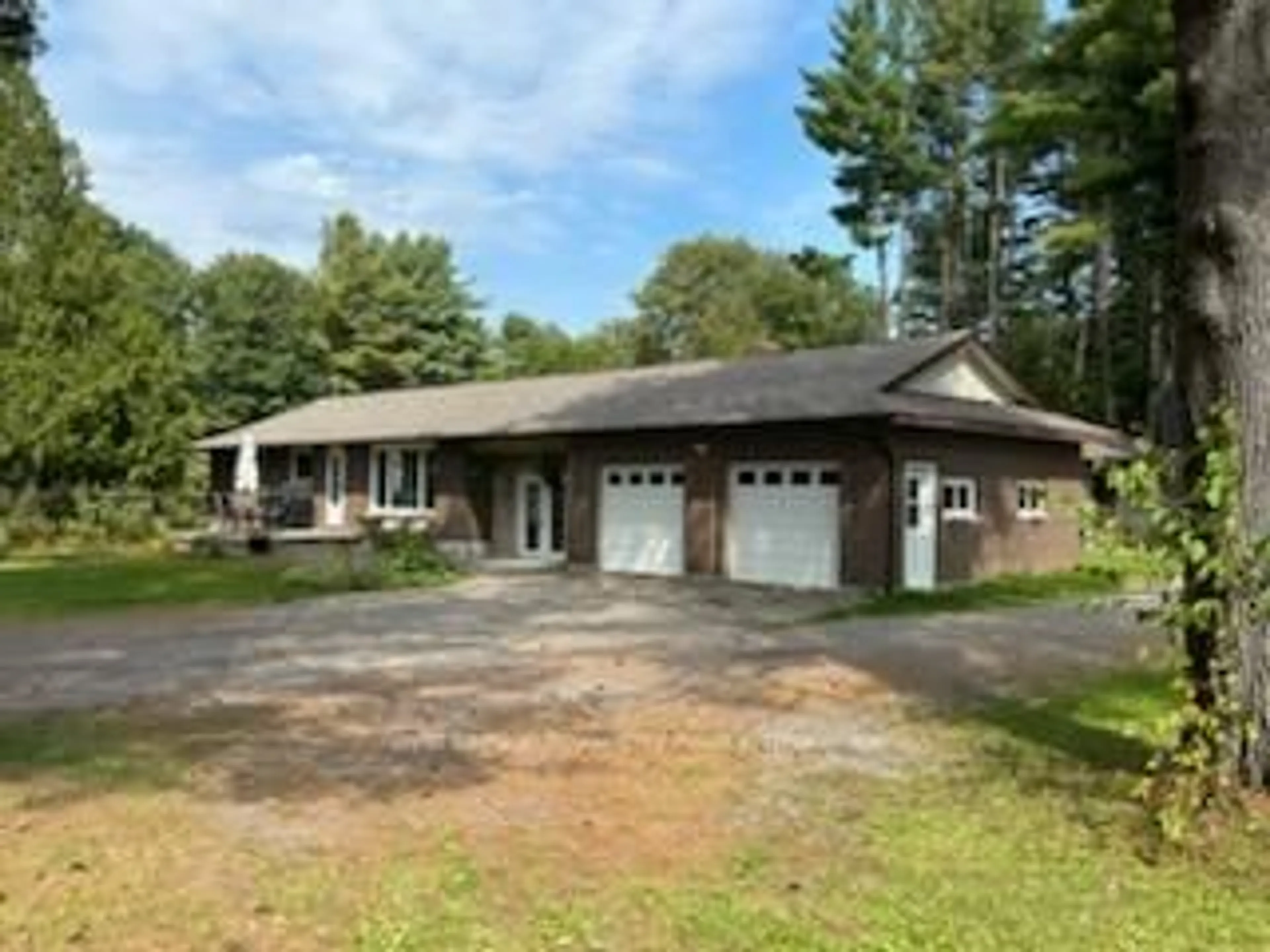 A pic from outside/outdoor area/front of a property/back of a property/a pic from drone, street for 5 William St, Bracebridge Ontario P1L 0A1