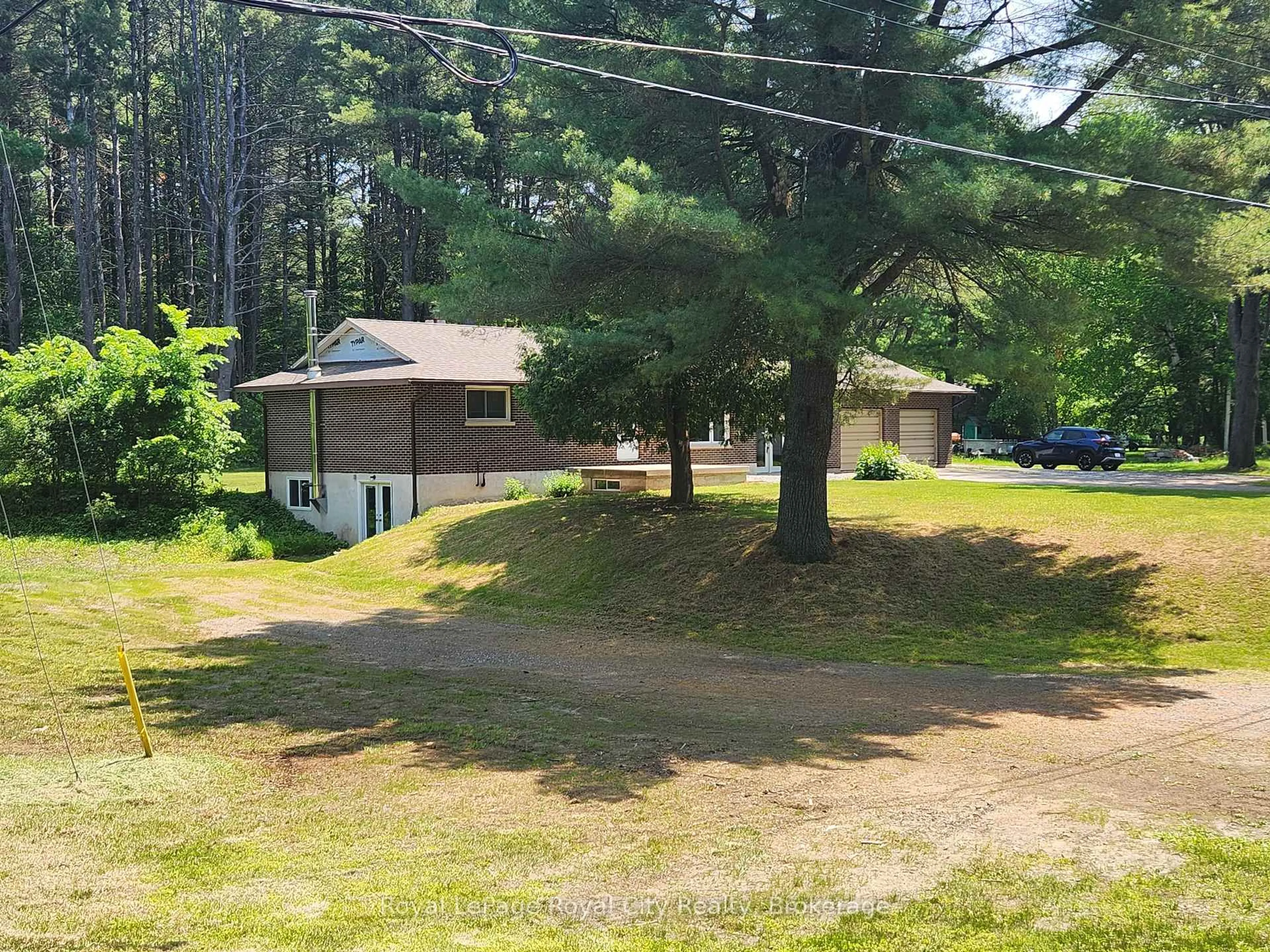 A pic from outside/outdoor area/front of a property/back of a property/a pic from drone, unknown for 5 William St, Bracebridge Ontario P1L 0A1