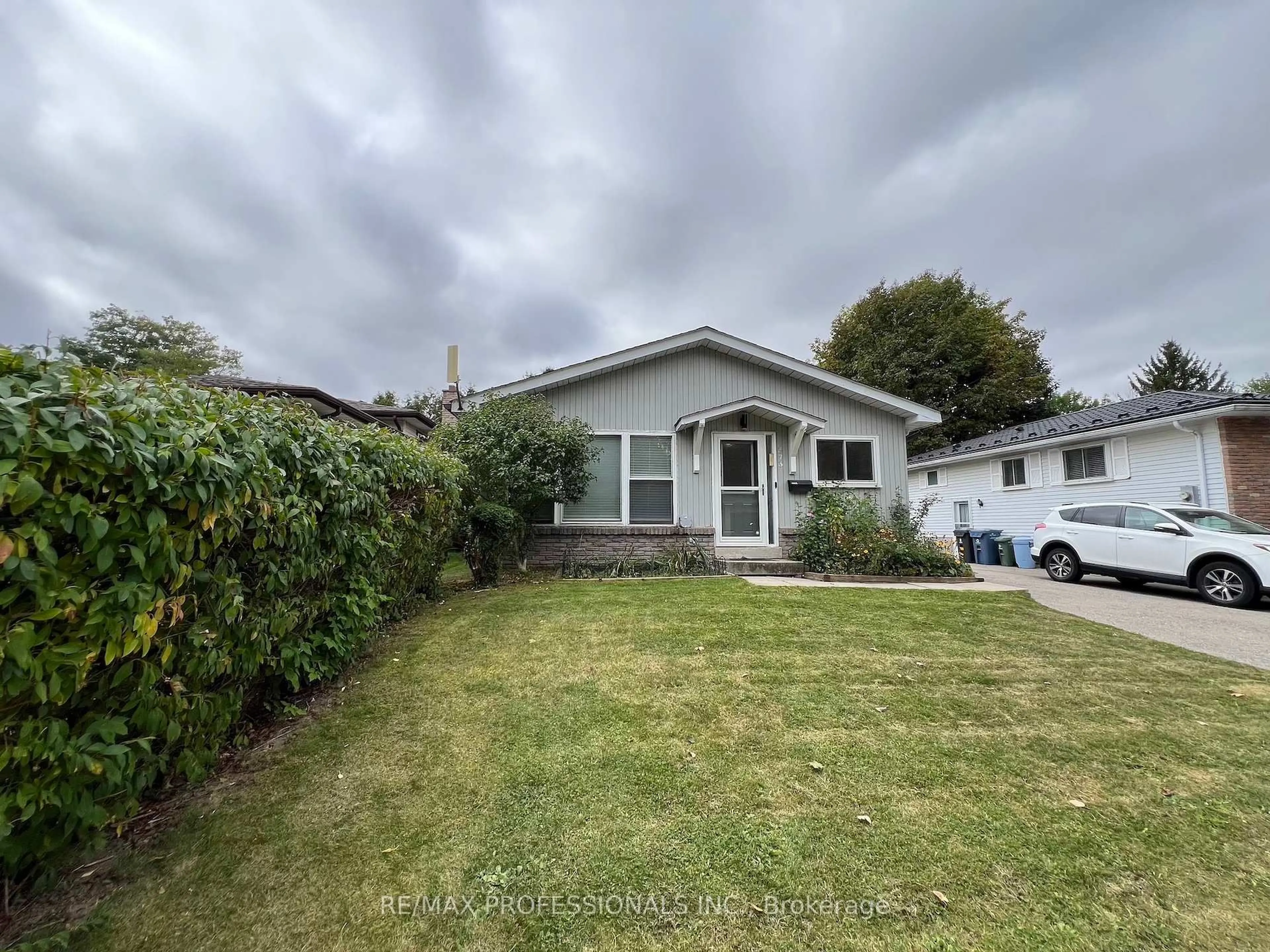 A pic from outside/outdoor area/front of a property/back of a property/a pic from drone, street for 373 West Acres Dr, Guelph Ontario N1H 7B3