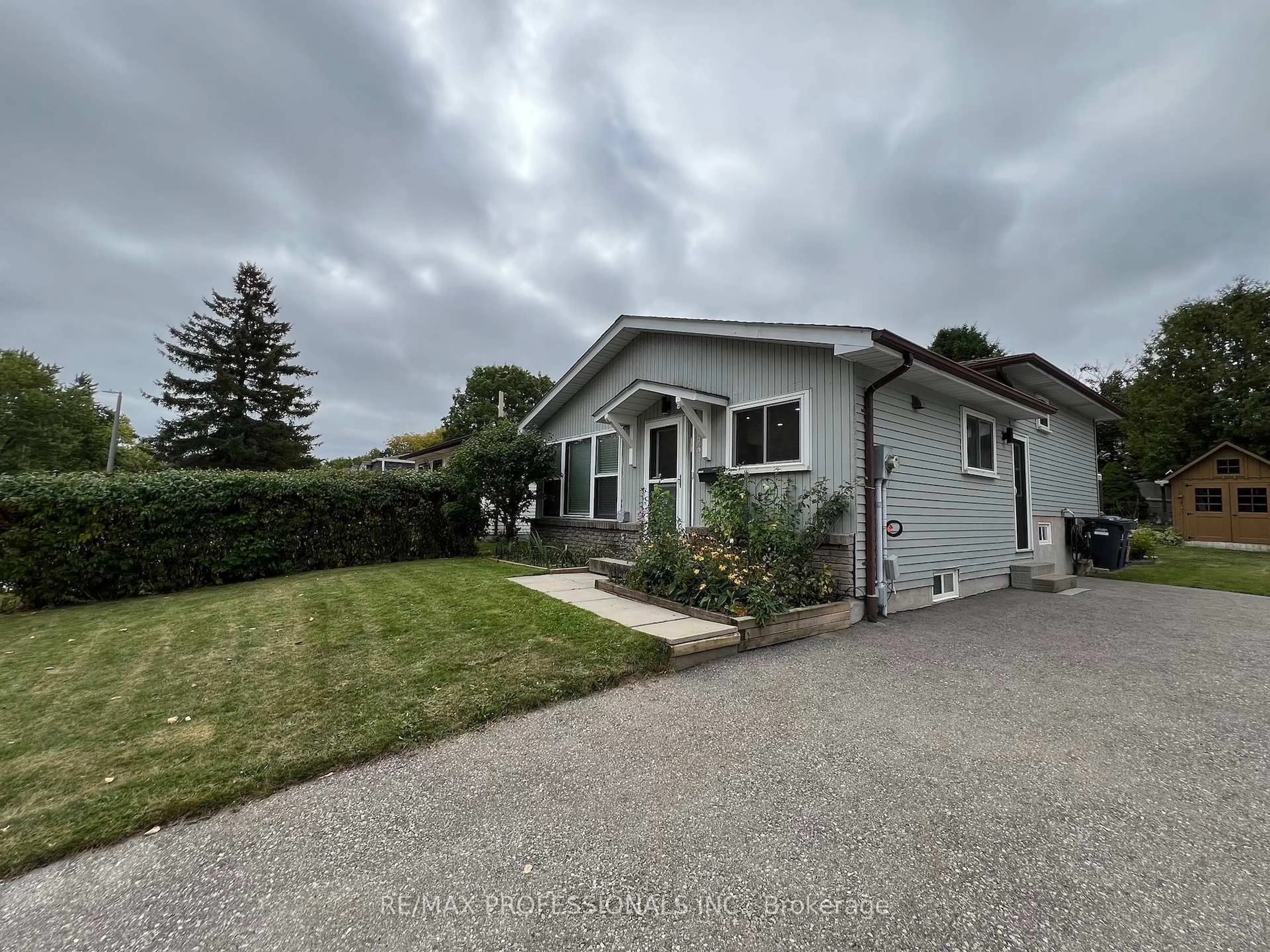 A pic from outside/outdoor area/front of a property/back of a property/a pic from drone, street for 373 West Acres Dr, Guelph Ontario N1H 7B3