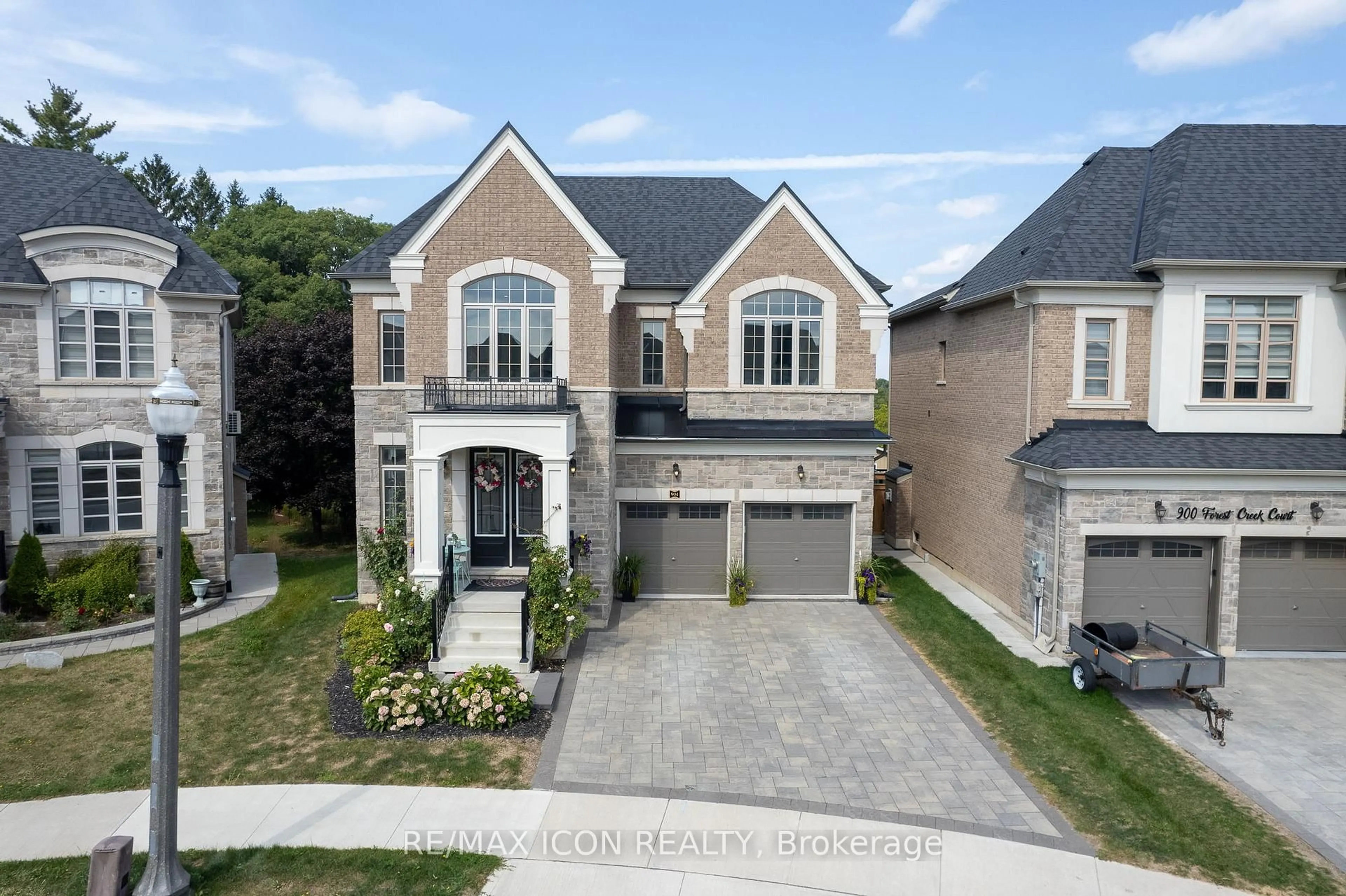 A pic from outside/outdoor area/front of a property/back of a property/a pic from drone, street for 904 Forest Creek Crt, Kitchener Ontario N2R 0M6