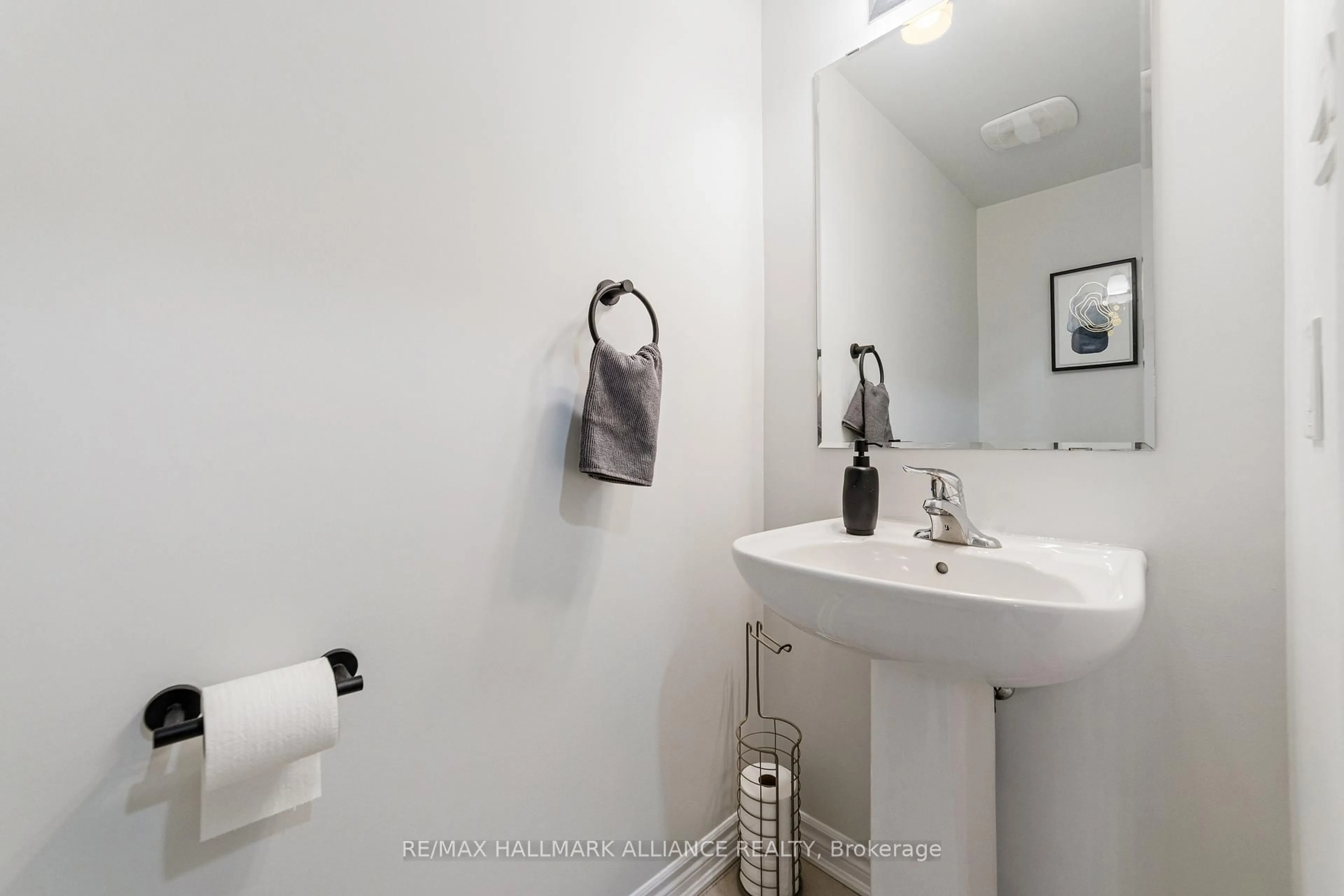 Standard bathroom, ceramic/tile floor for 22 Spring Creek Dr ##26, Hamilton Ontario L8B 1V7