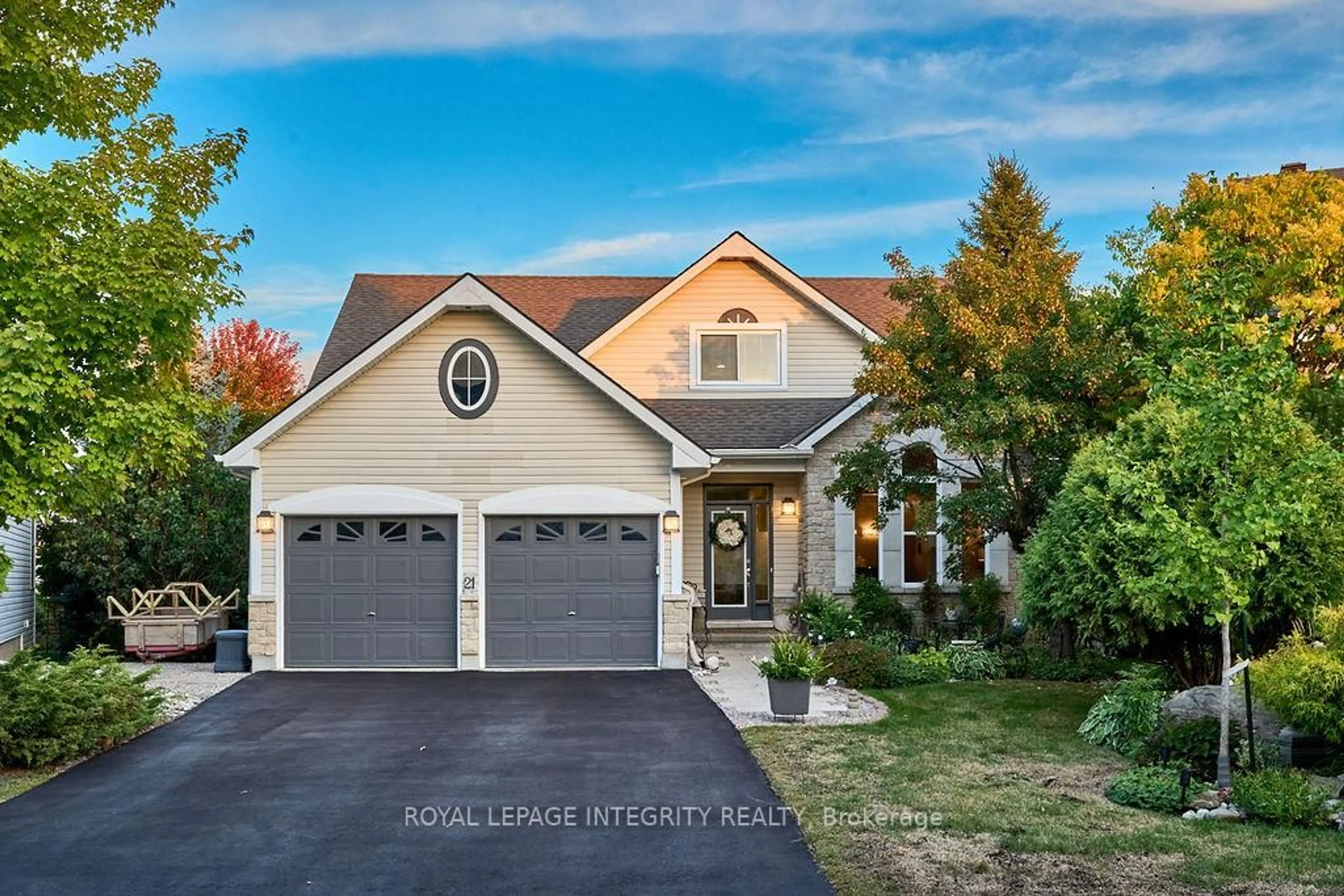 Home with vinyl exterior material, street for 21 Insmill Cres, Ottawa Ontario K2T 1G5