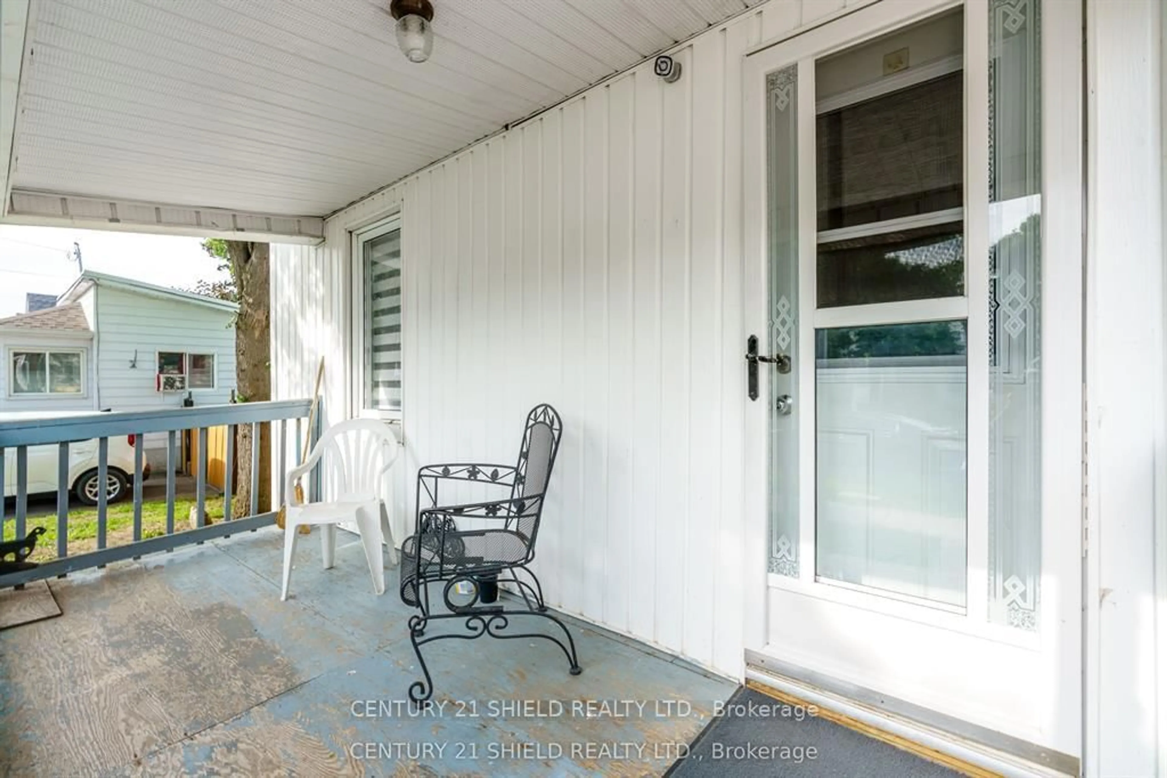 Patio, street for 325 Belmont St, Cornwall Ontario K6H 4Z7