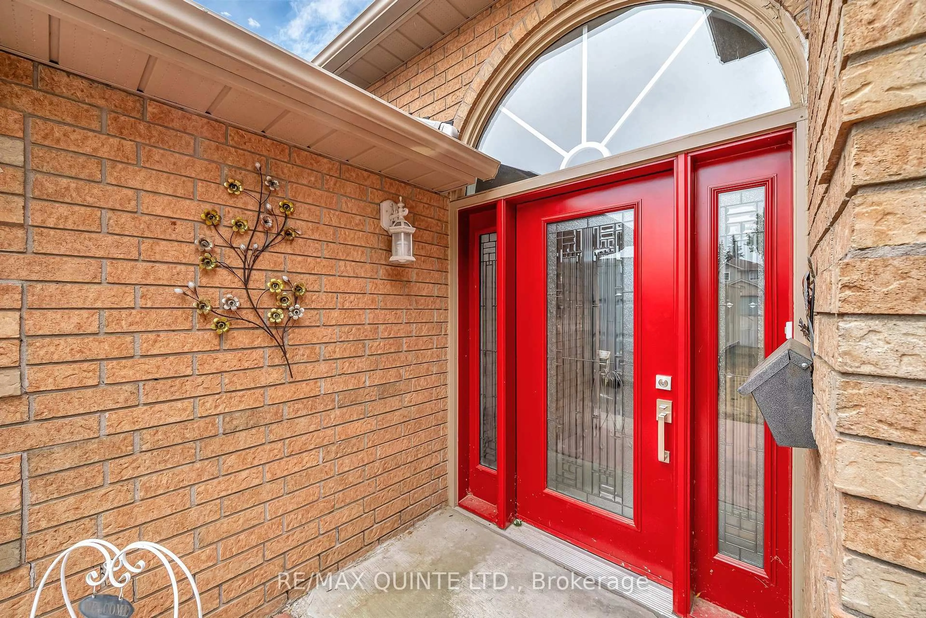 Indoor entryway for 2 Marchmont Pl, Belleville Ontario K8P 5E4