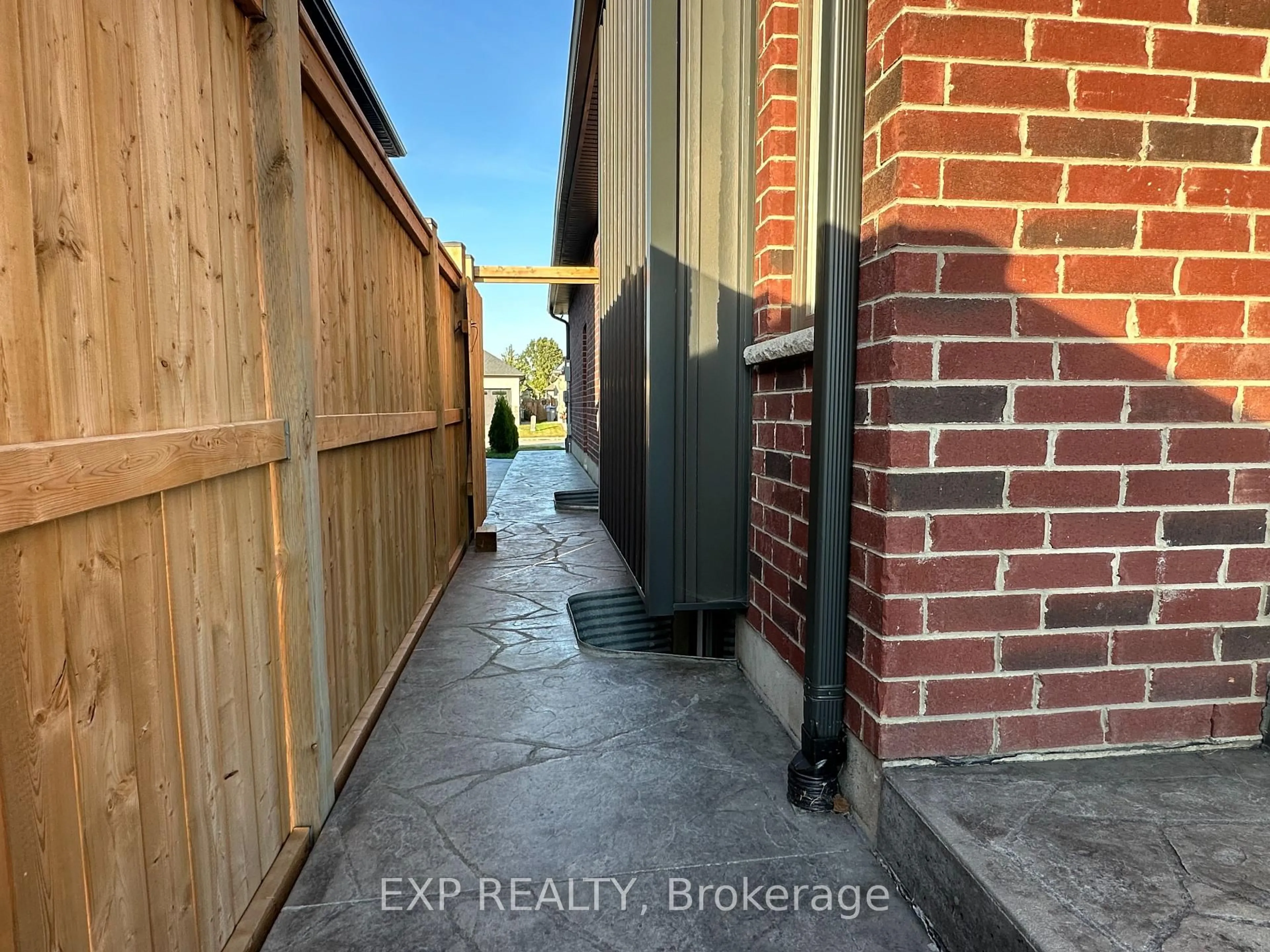A pic from outside/outdoor area/front of a property/back of a property/a pic from drone, street for 19 Statham St, Strathroy-Caradoc Ontario N7G 0G2