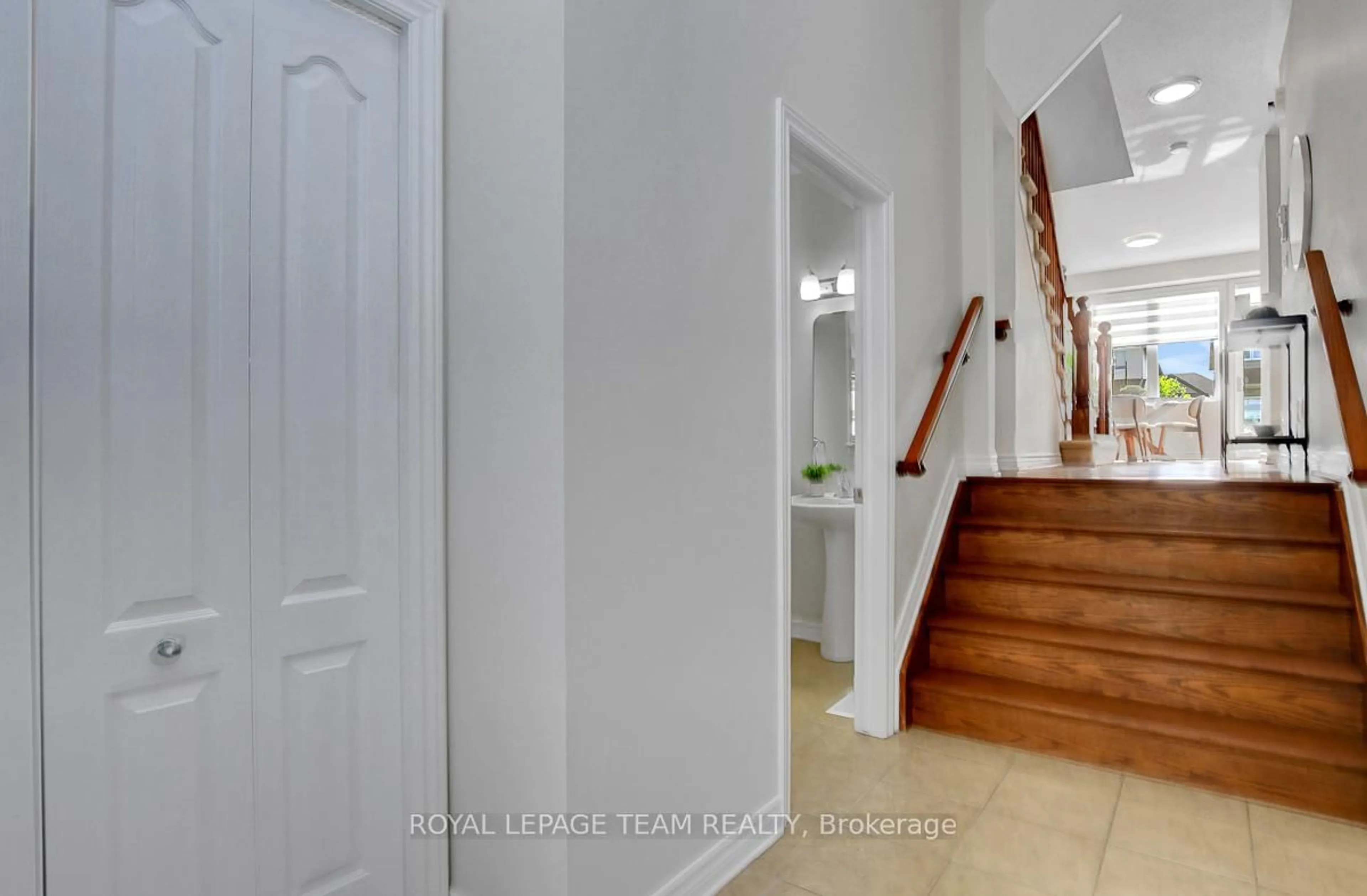 Indoor entryway for 318 Kippen Pl, Ottawa Ontario K2J 0N8
