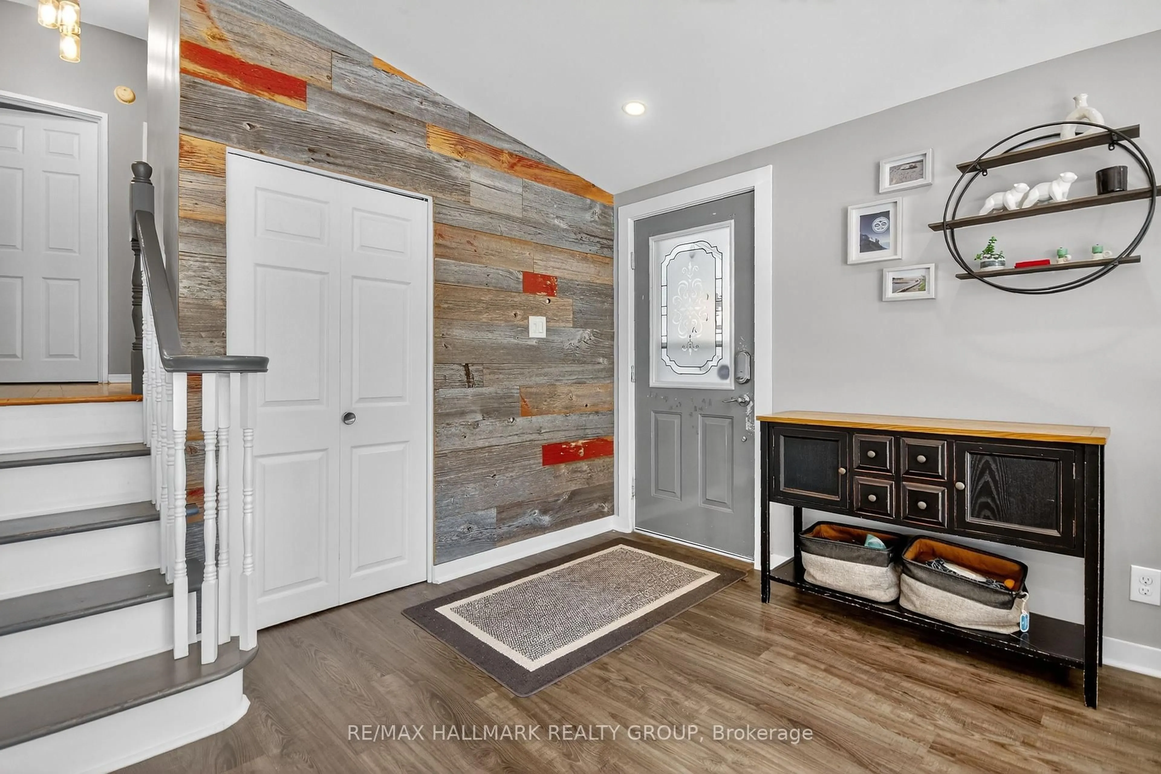 Indoor entryway for 2074 FEATHERSTON Dr, Ottawa Ontario K1H 6R3